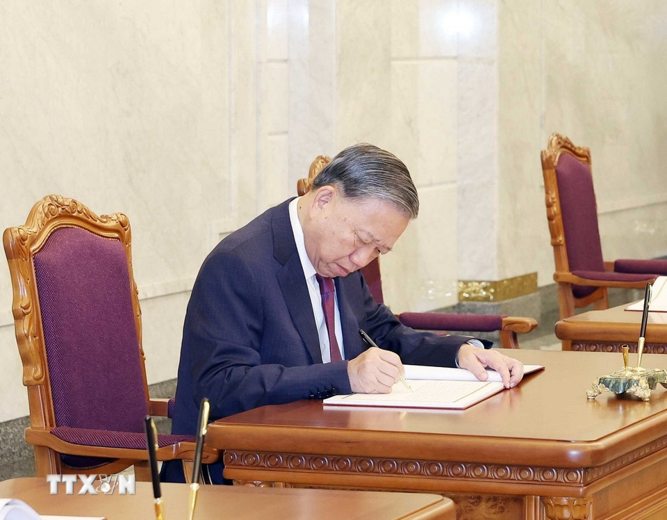 Tổng B&iacute; thư T&ocirc; L&acirc;m đặt hoa tưởng nhớ Chủ tịch Kim Nhật Th&agrave;nh v&agrave; Tổng B&iacute; thư Kim Jong Il - Ảnh 5.