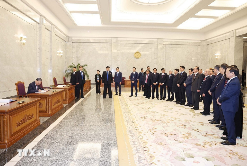 Tổng B&iacute; thư T&ocirc; L&acirc;m đặt hoa tưởng nhớ Chủ tịch Kim Nhật Th&agrave;nh v&agrave; Tổng B&iacute; thư Kim Jong Il - Ảnh 4.