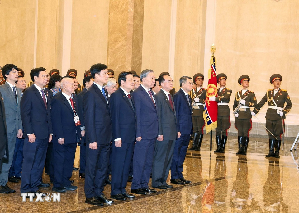 Tổng B&iacute; thư T&ocirc; L&acirc;m đặt hoa tưởng nhớ Chủ tịch Kim Nhật Th&agrave;nh v&agrave; Tổng B&iacute; thư Kim Jong Il - Ảnh 3.