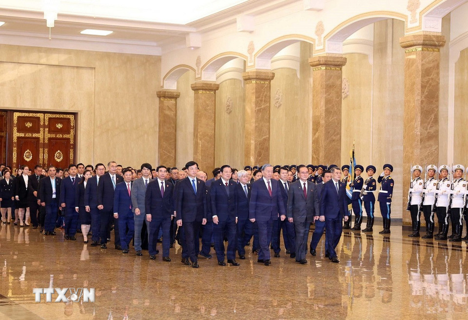 Tổng B&iacute; thư T&ocirc; L&acirc;m đặt hoa tưởng nhớ Chủ tịch Kim Nhật Th&agrave;nh v&agrave; Tổng B&iacute; thư Kim Jong Il - Ảnh 2.