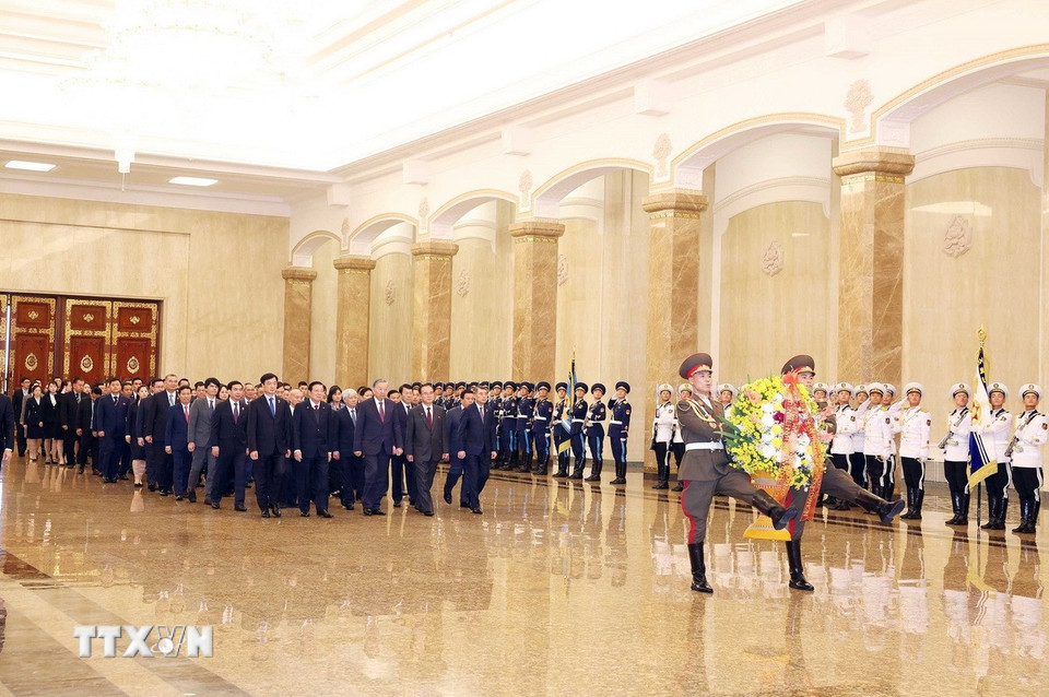 Tổng B&iacute; thư T&ocirc; L&acirc;m đặt hoa tưởng nhớ Chủ tịch Kim Nhật Th&agrave;nh v&agrave; Tổng B&iacute; thư Kim Jong Il - Ảnh 1.