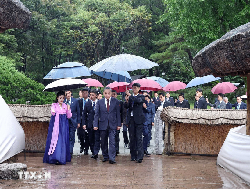 Tổng B&iacute; thư T&ocirc; L&acirc;m đặt hoa tưởng nhớ Chủ tịch Kim Nhật Th&agrave;nh v&agrave; Tổng B&iacute; thư Kim Jong Il - Ảnh 8.