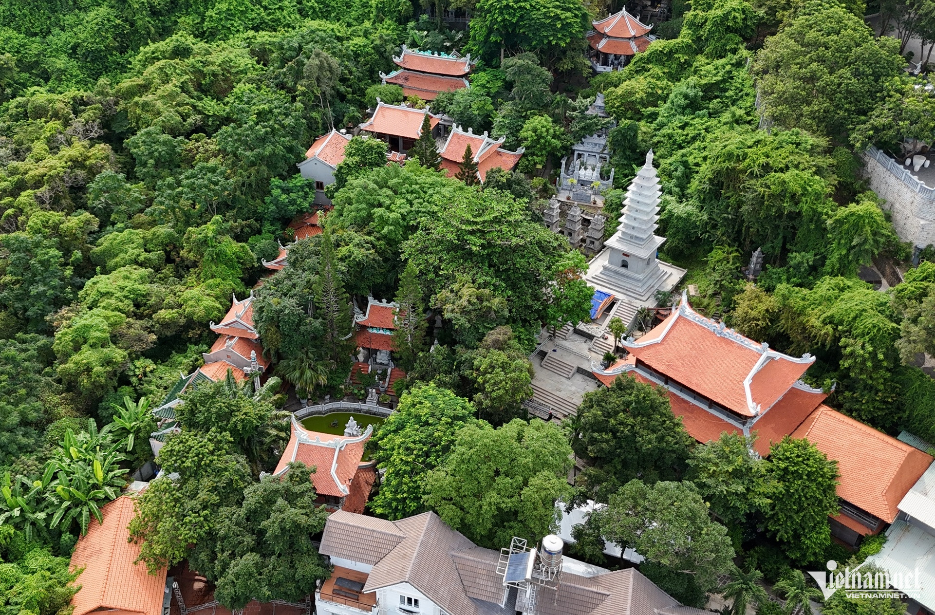 B&ecirc;n trong ch&ugrave;a Linh Phong nơi kim quan Trưởng l&atilde;o H&ograve;a Thượng Th&iacute;ch Tr&iacute; Tịnh nhập th&aacute;p - Ảnh 5.