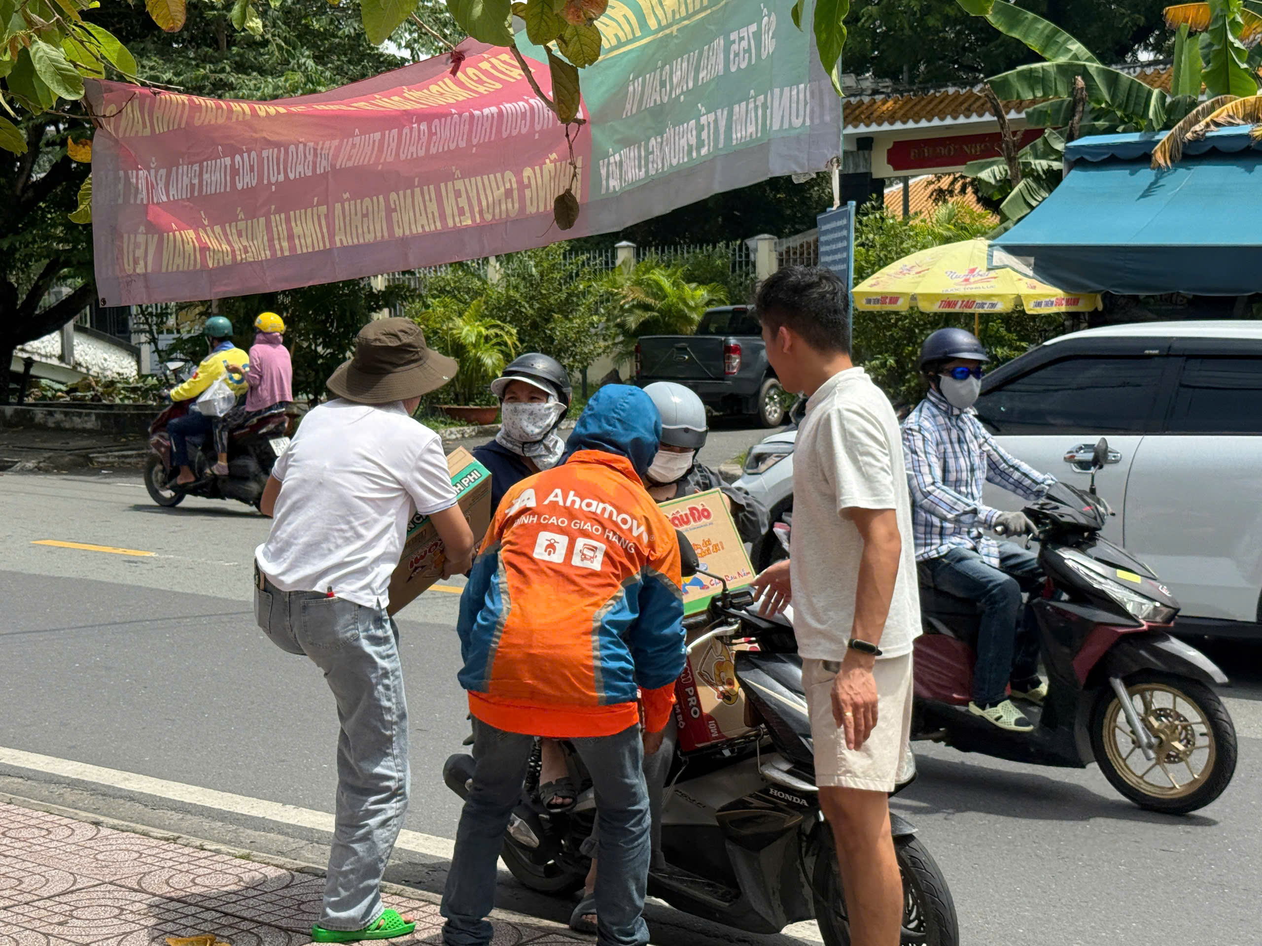 Người dân TP HCM chung tay hỗ trợ đồng bào bị ảnh hưởng bão lũ miền Trung - Ảnh 9.