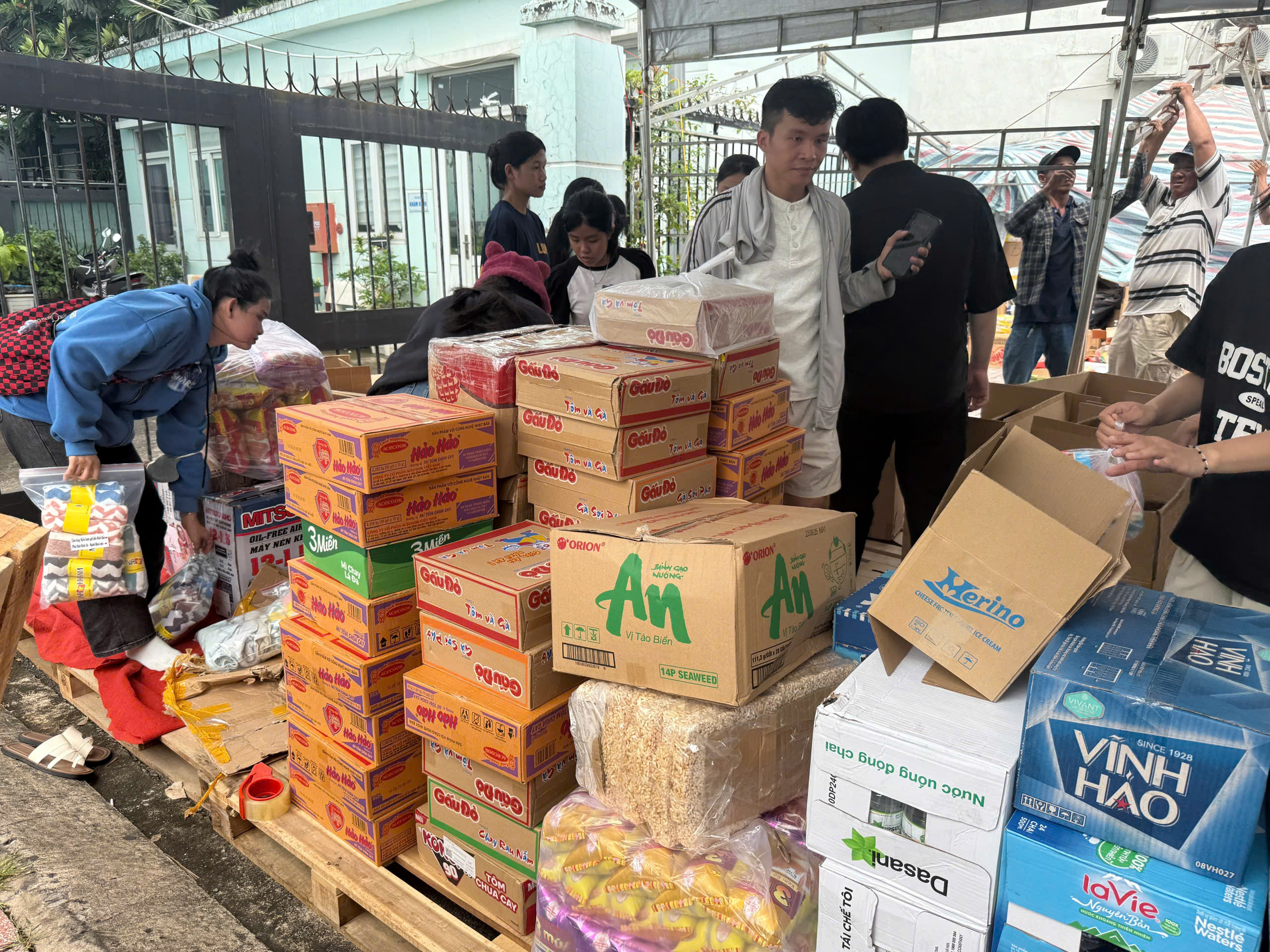 Người dân TP HCM chung tay hỗ trợ đồng bào bị ảnh hưởng bão lũ miền Trung - Ảnh 10.