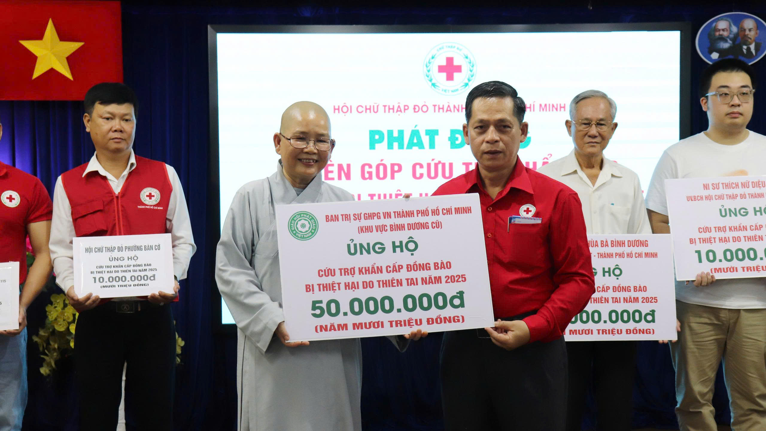 Người dân TP HCM chung tay hỗ trợ đồng bào bị ảnh hưởng bão lũ miền Trung - Ảnh 5.