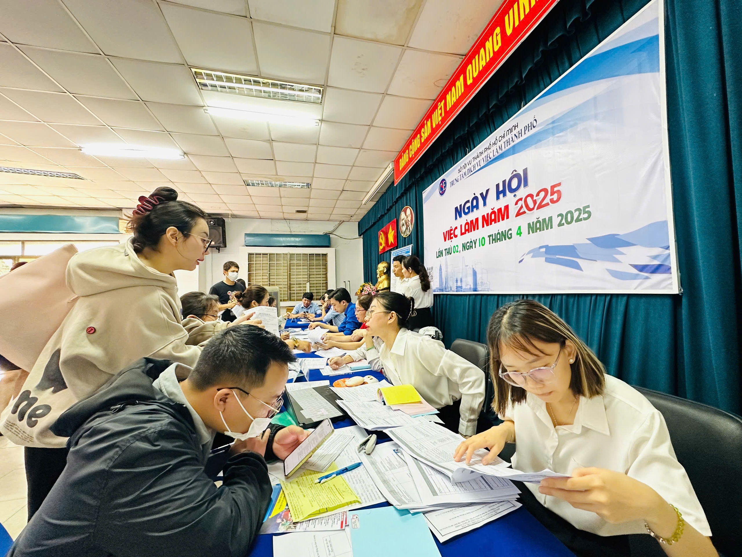 4 ngành doanh nghiệp TP HCM đang “mỏi mắt” tìm người - Ảnh 2.
