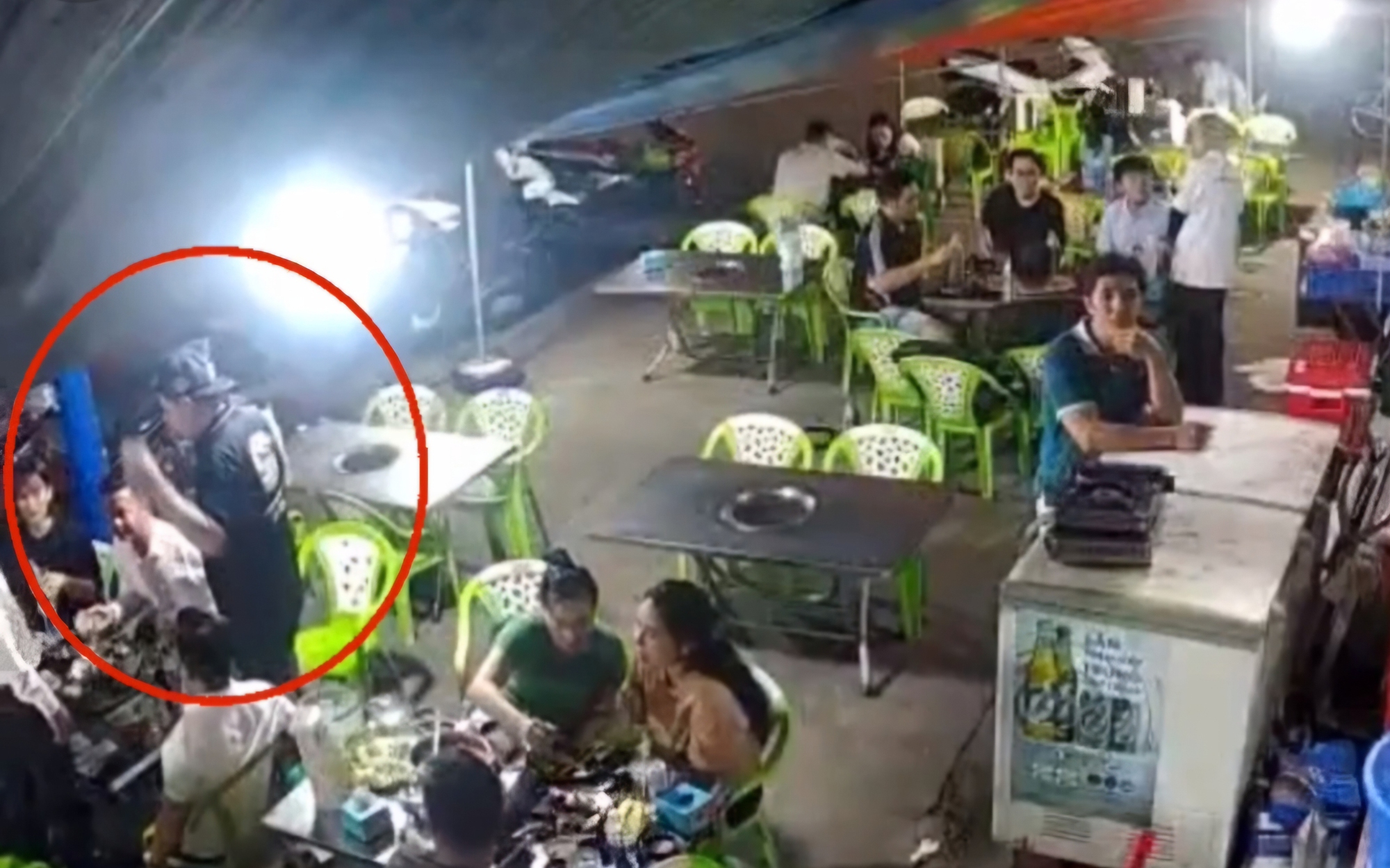 CLIP: Bị cô gái từ chối uống bia, người đàn ông làm càn khiến cả quán náo loạn 