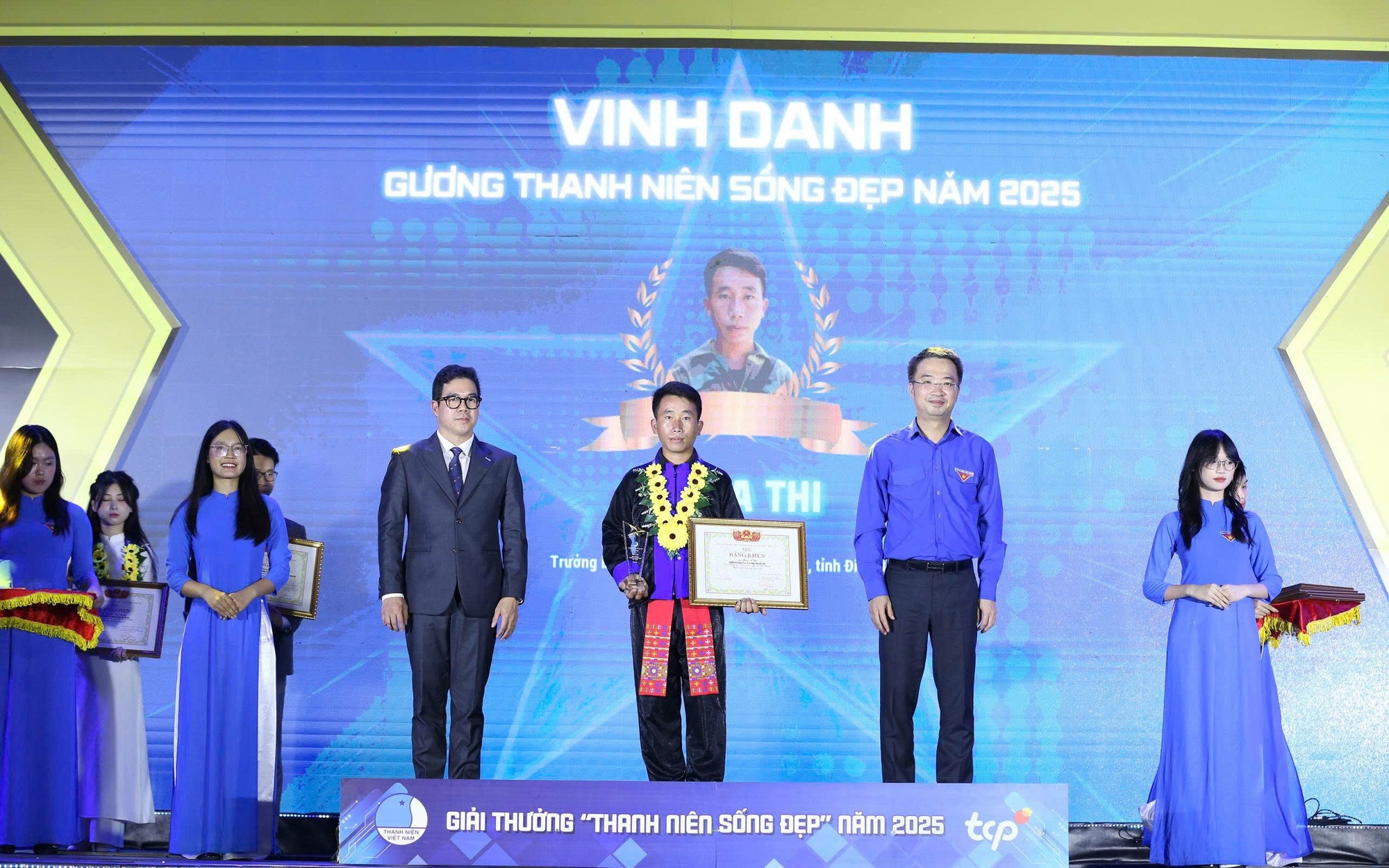 Trưởng bản Mùa A Thi cứu 90 người thoát lũ dữ nhận giải thưởng "Thanh niên sống đẹp"
