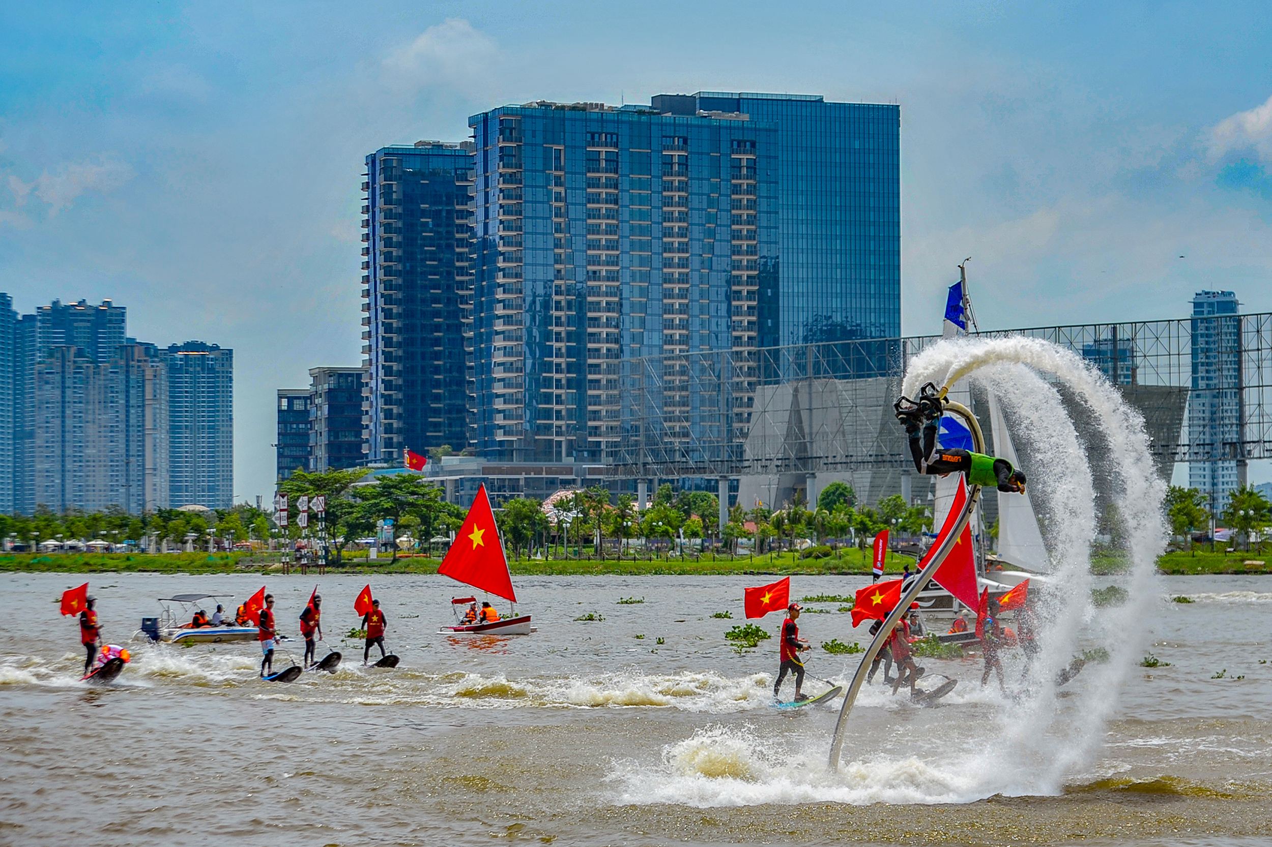 Lễ hội với lá cờ Tổ quốc - Ảnh 2.