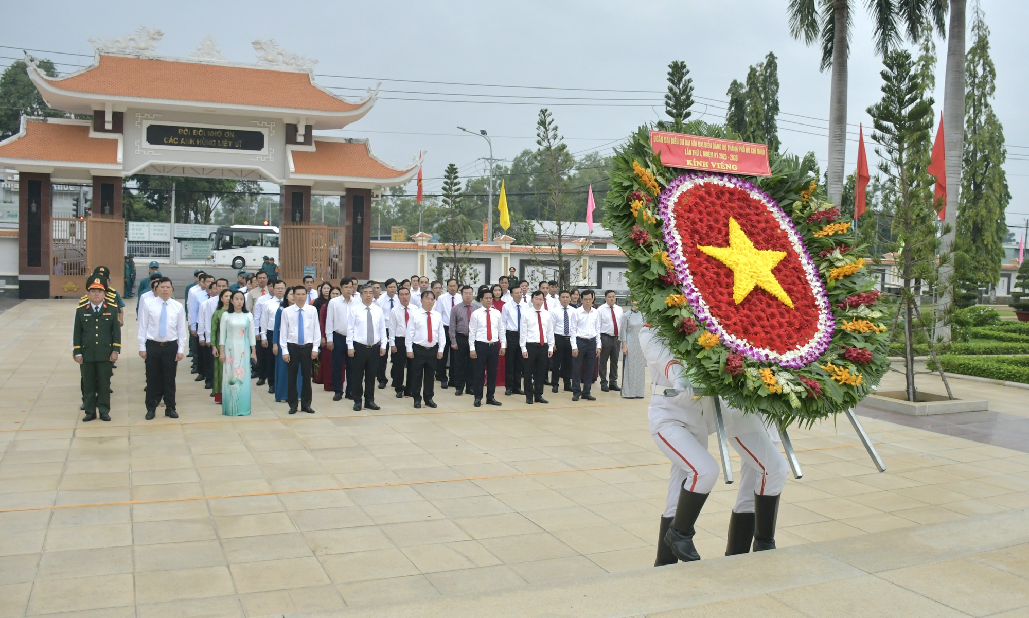 L&atilde;nh đạo th&agrave;nh ủy TP HCM viếng Nghĩa trang Liệt sĩ B&agrave; Rịa - Vũng T&agrave;u v&agrave; B&igrave;nh Dương - Ảnh 1.