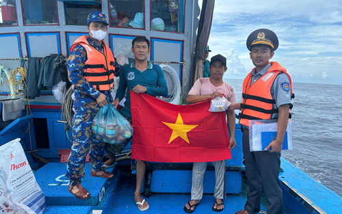 CUỘC THI VIẾT “CHỦ QUYỀN QUỐC GIA BẤT KHẢ XÂM PHẠM”: Sắc đỏ thiêng liêng giữa biển