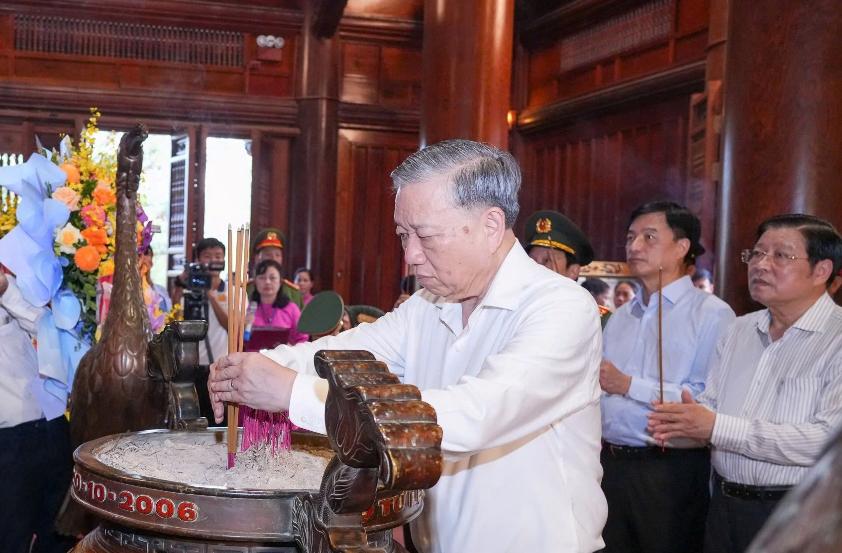 Tổng B&iacute; thư T&ocirc; L&acirc;m d&acirc;ng hương tưởng nhớ Chủ tịch Hồ Ch&iacute; Minh  - Ảnh 1.
