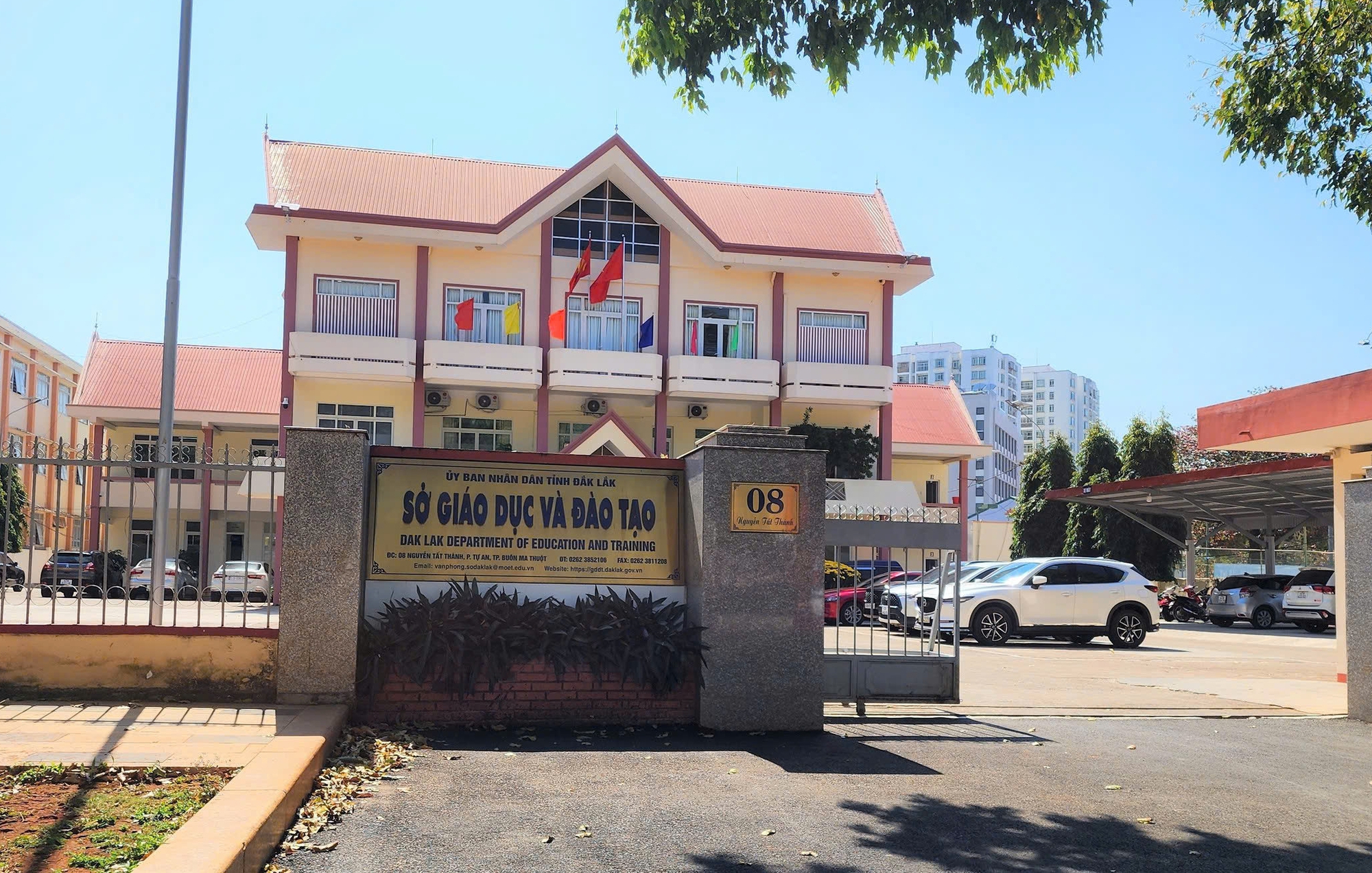 UBND tỉnh Đắk Lắk yêu cầu xử lý vụ hành hung giáo viên và nhiều vấn đề giáo dục khác - Ảnh 1.