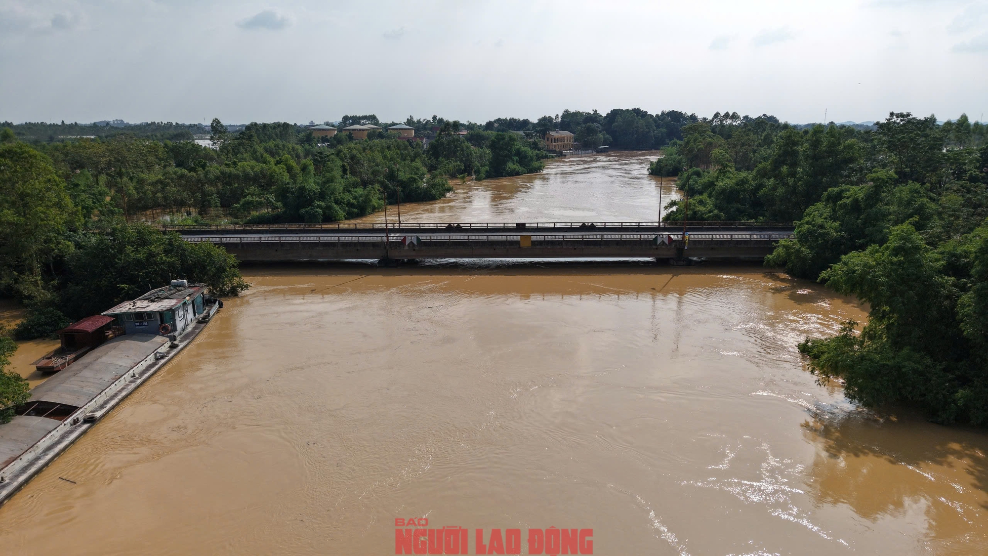 Ngập lụt kinh hoàng ở Tiên Lục Bắc Ninh , người dân sống trên mái nhà - Ảnh 10.