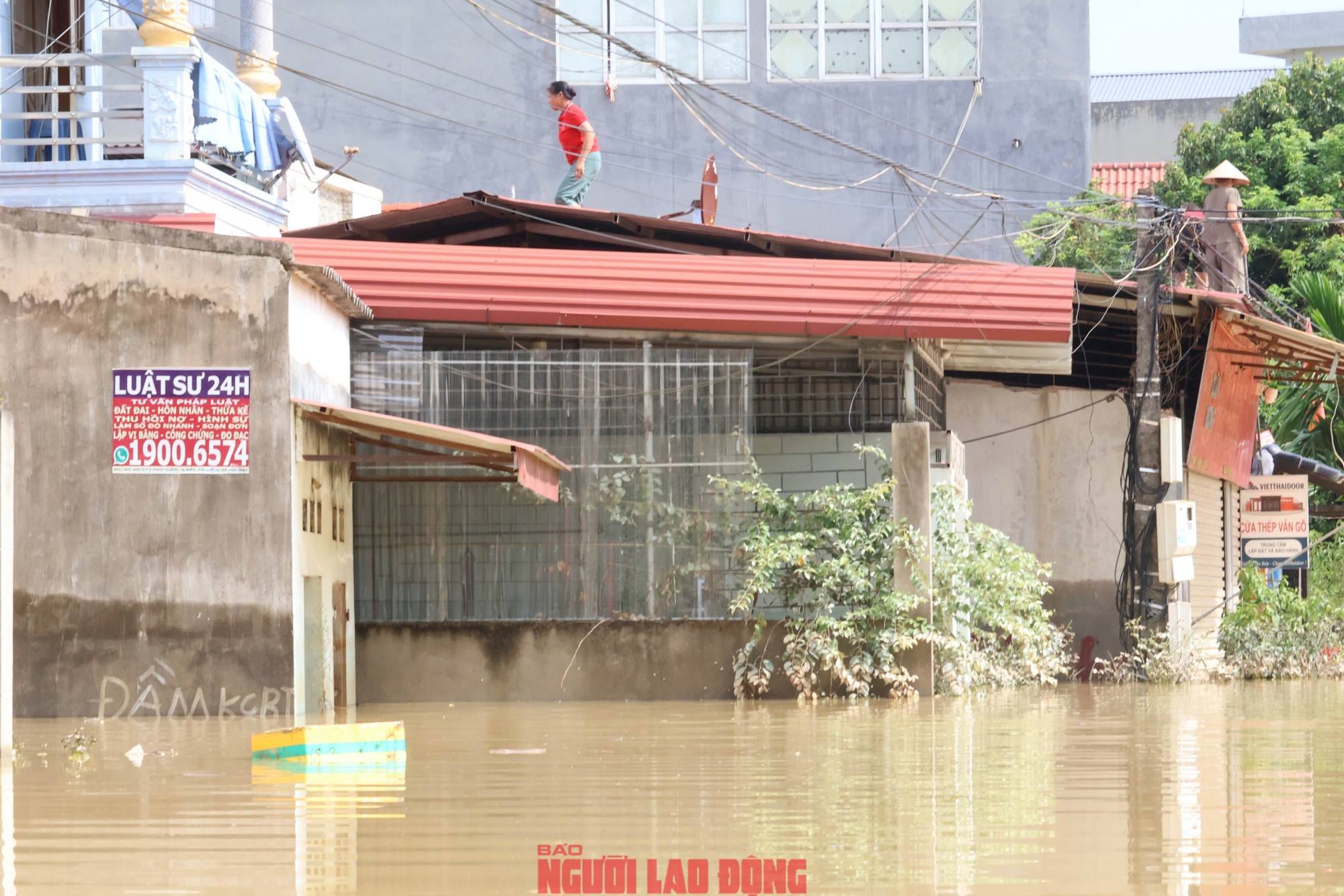 Ngập lụt kinh hoàng ở Tiên Lục Bắc Ninh , người dân sống trên mái nhà - Ảnh 1.
