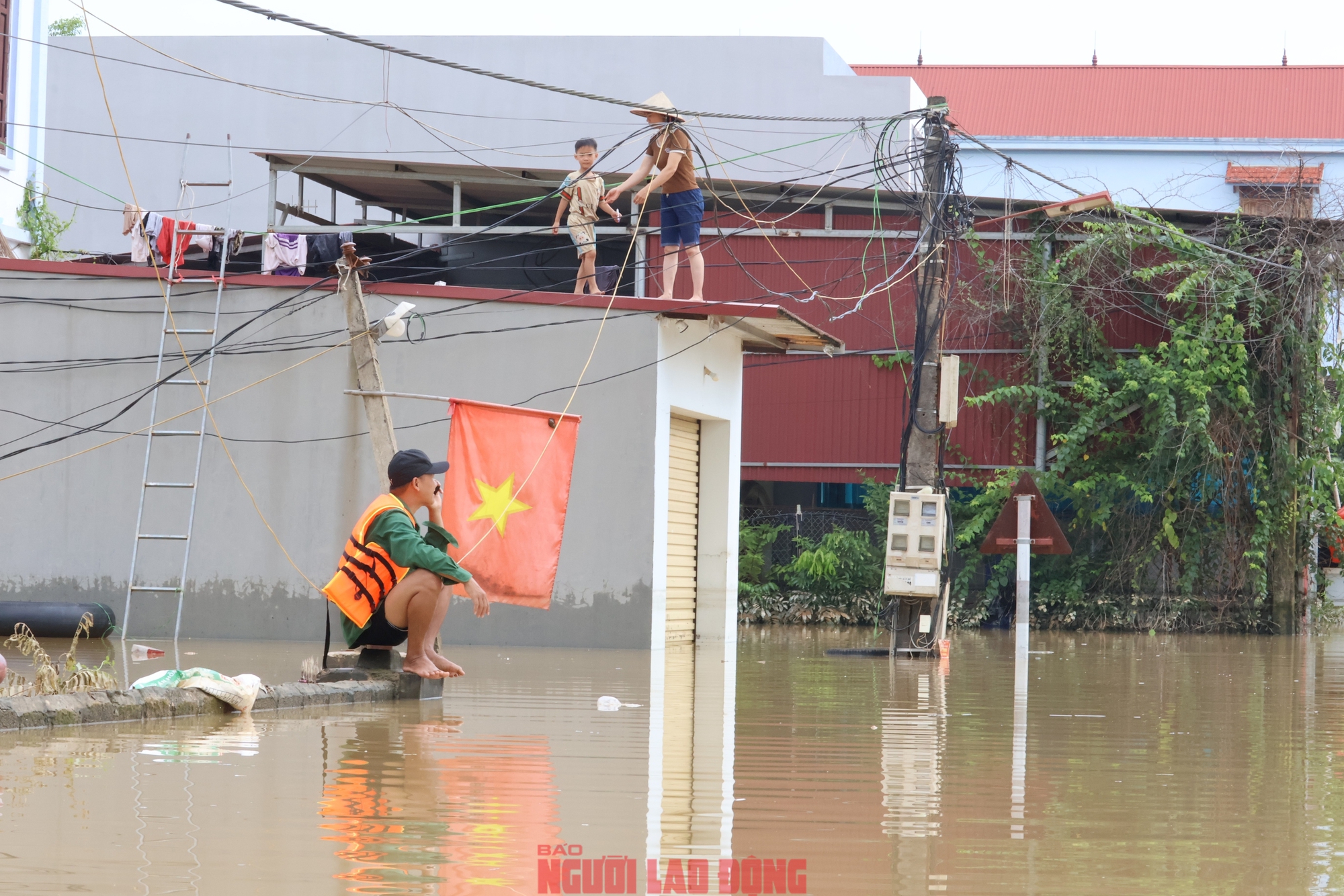 Ngập lụt kinh hoàng ở Tiên Lục Bắc Ninh , người dân sống trên mái nhà - Ảnh 5.