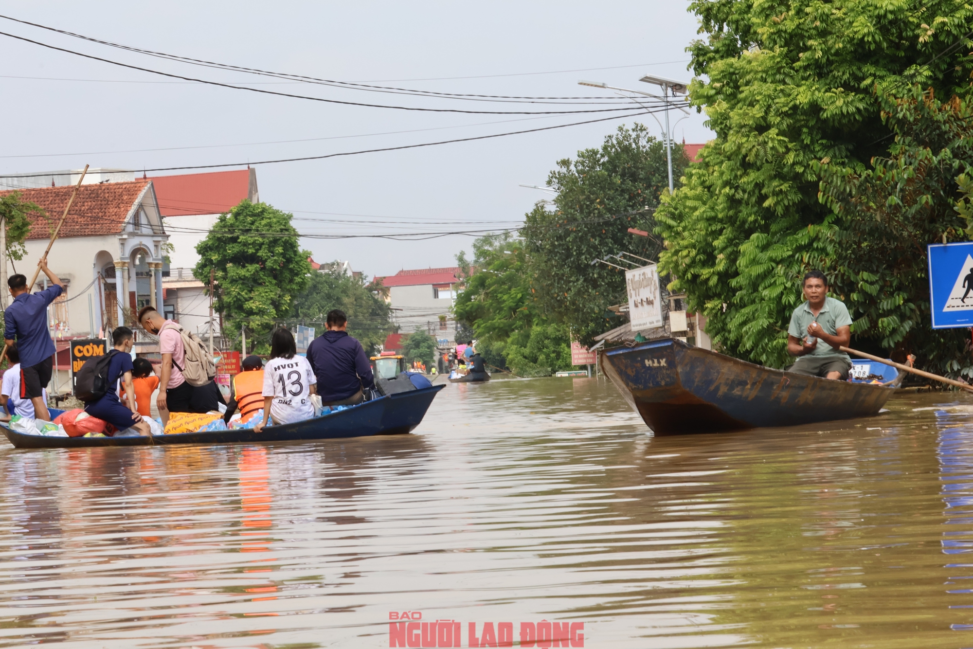 Ngập lụt kinh hoàng ở Tiên Lục Bắc Ninh , người dân sống trên mái nhà - Ảnh 6.
