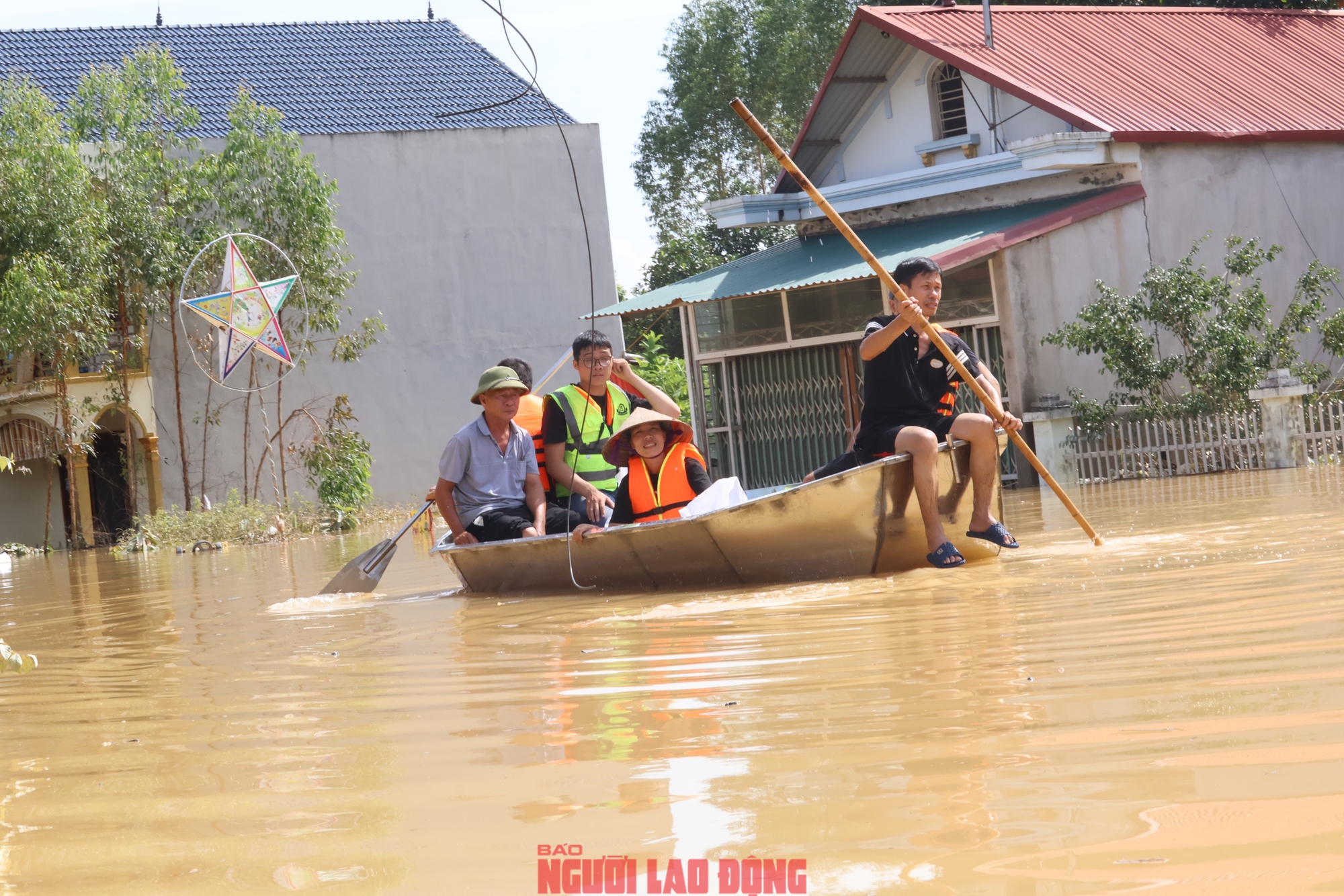VIDEO: Những hình ảnh mới nhất ở Tiên Lục (Bắc Ninh), nước ngập sâu 2 m, dân sinh hoạt trên mái nhà - Ảnh 1.