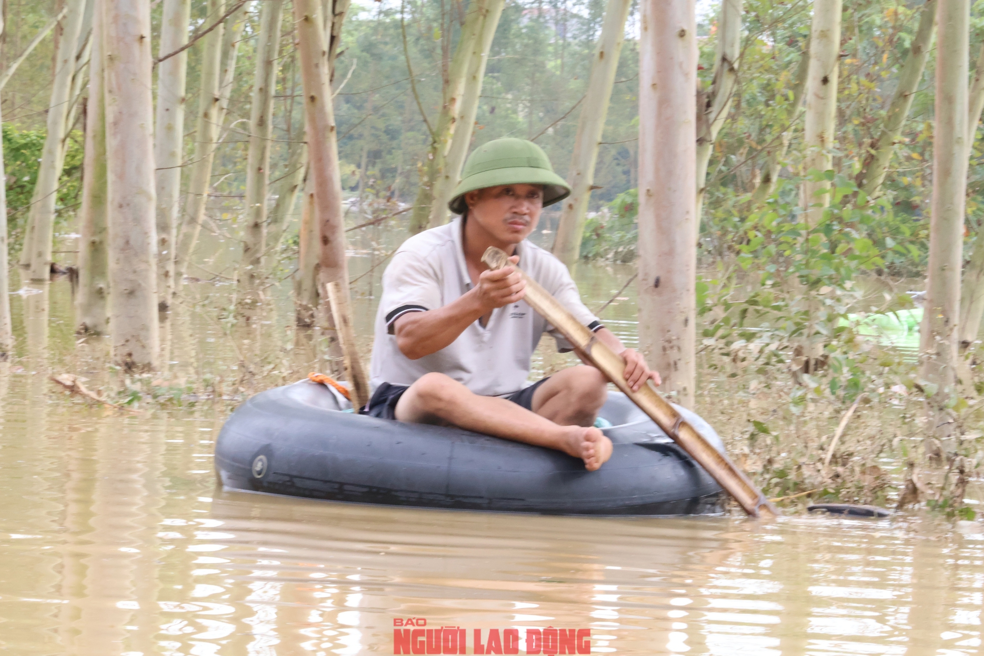 VIDEO: Những hình ảnh mới nhất ở Tiên Lục (Bắc Ninh), nước ngập sâu 2 m, dân sinh hoạt trên mái nhà - Ảnh 4.