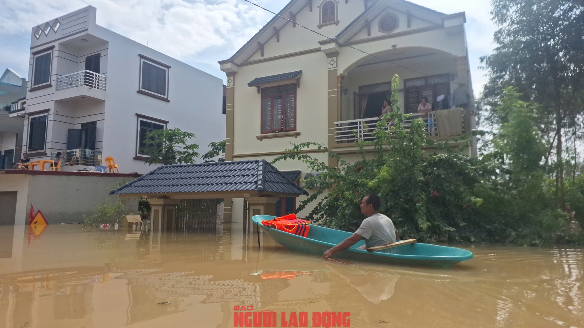 VIDEO: Những hình ảnh mới nhất ở Tiên Lục (Bắc Ninh), nước ngập sâu 2 m, dân sinh hoạt trên mái nhà - Ảnh 5.