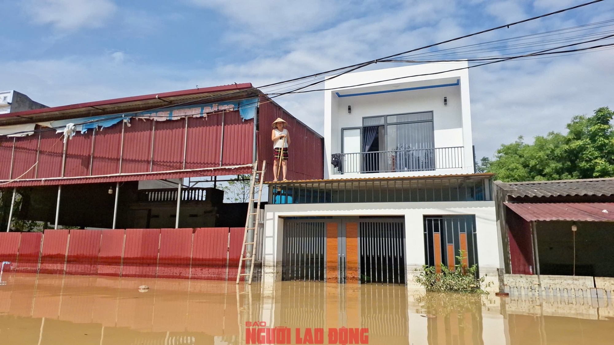 VIDEO: Những hình ảnh mới nhất ở Tiên Lục (Bắc Ninh), nước ngập sâu 2 m, dân sinh hoạt trên mái nhà - Ảnh 6.