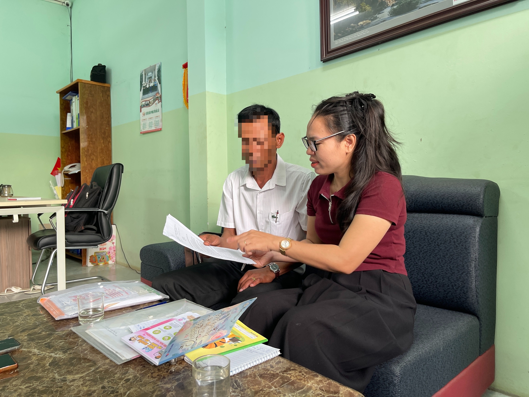 Thầy gi&aacute;o b&oacute;p cổ đồng nghiệp giữa s&acirc;n trường: Sự thật ph&iacute;a sau vụ việc g&acirc;y x&ocirc;n xao - Ảnh 1.