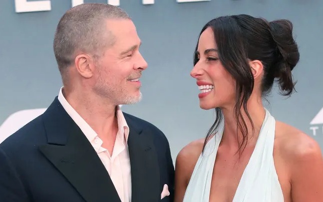 Brad Pitt và tình trẻ dọn về chung nhà