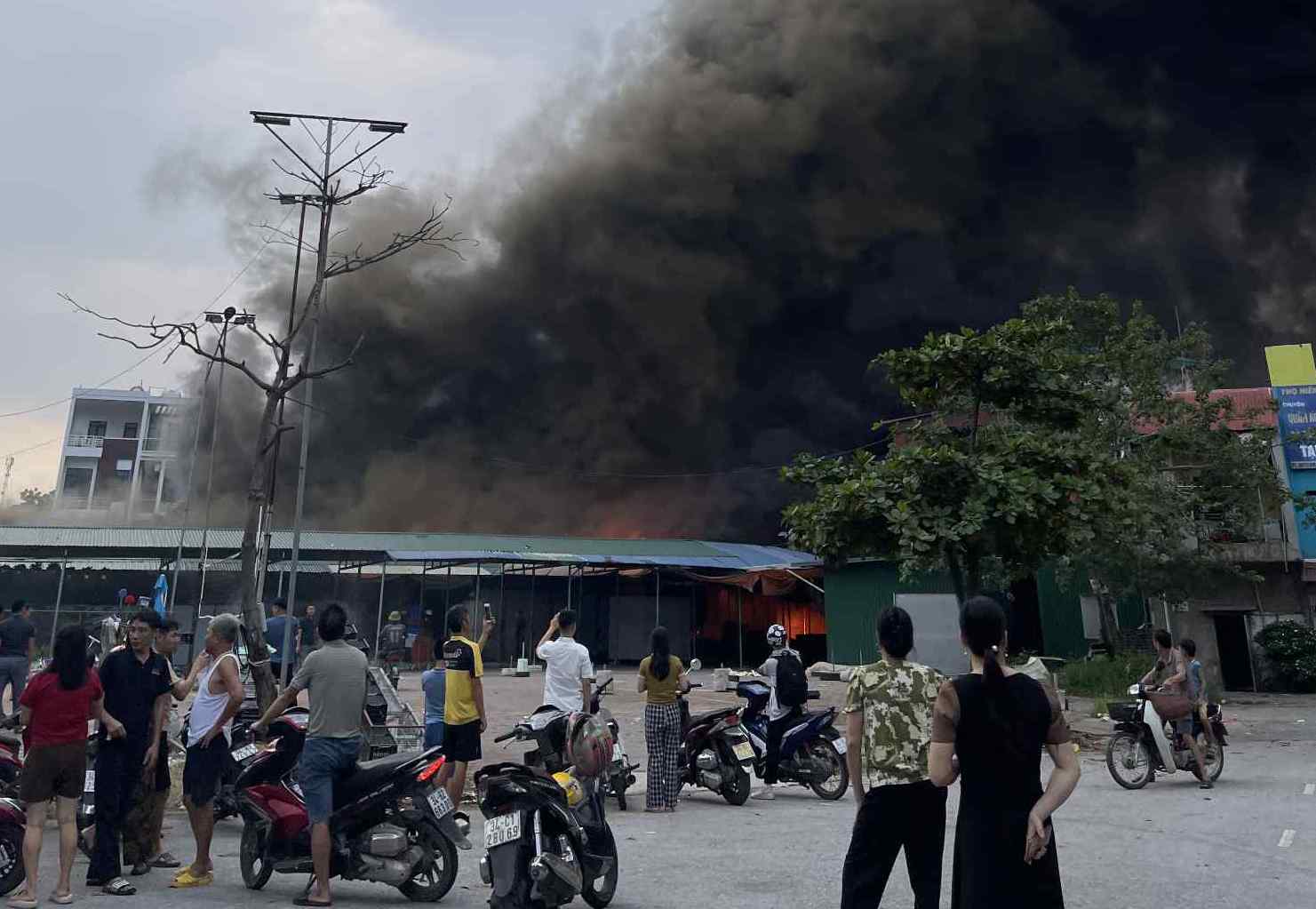 Hỏa hoạn tại chợ Rồng thi&ecirc;u rụi nhiều gian h&agrave;ng h&agrave;ng h&oacute;a nghi&ecirc;m trọng - Ảnh 2.