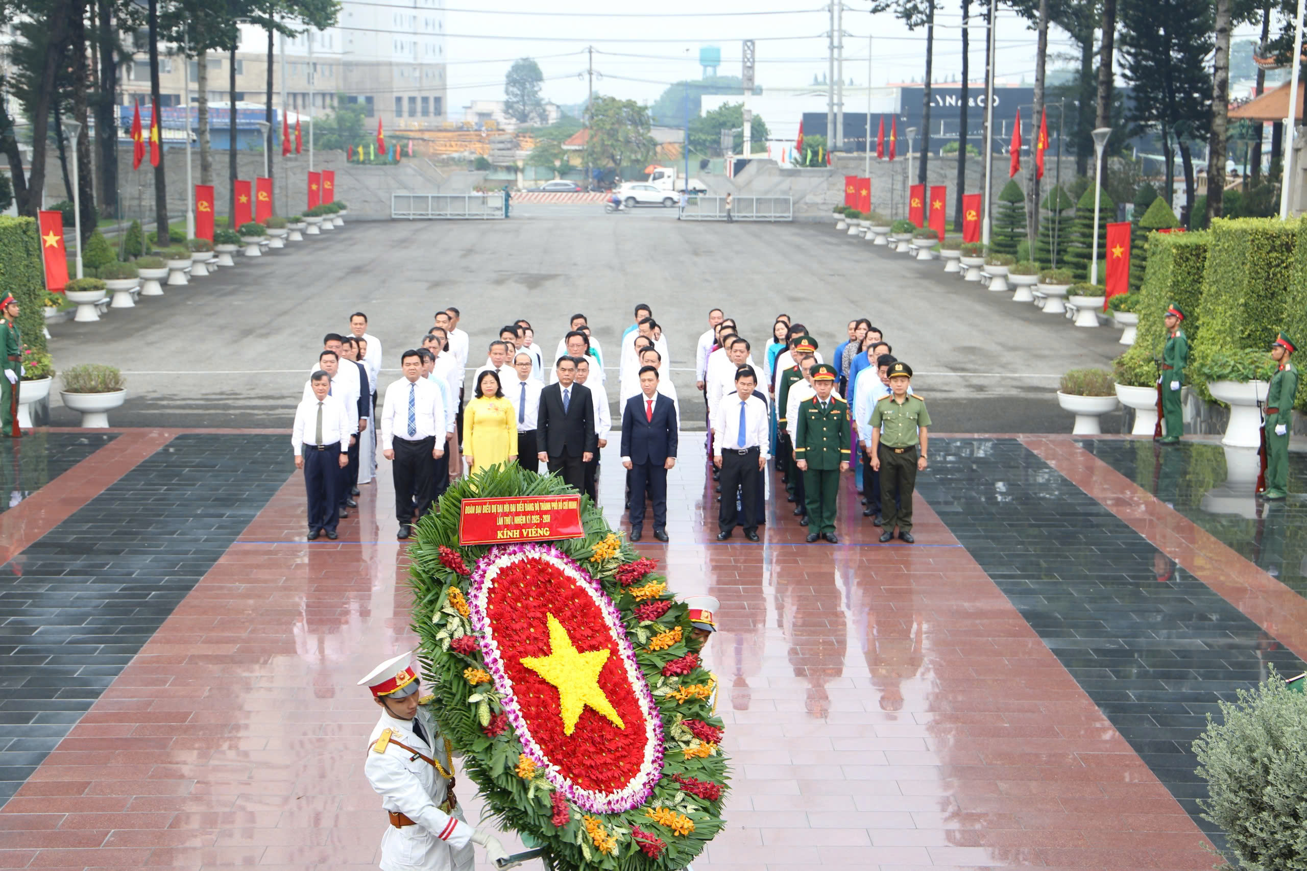 L&atilde;nh đạo Th&agrave;nh ủy TP HCM viếng Nghĩa trang Liệt sĩ B&agrave; Rịa - Vũng T&agrave;u v&agrave; B&igrave;nh Dương - Ảnh 5.