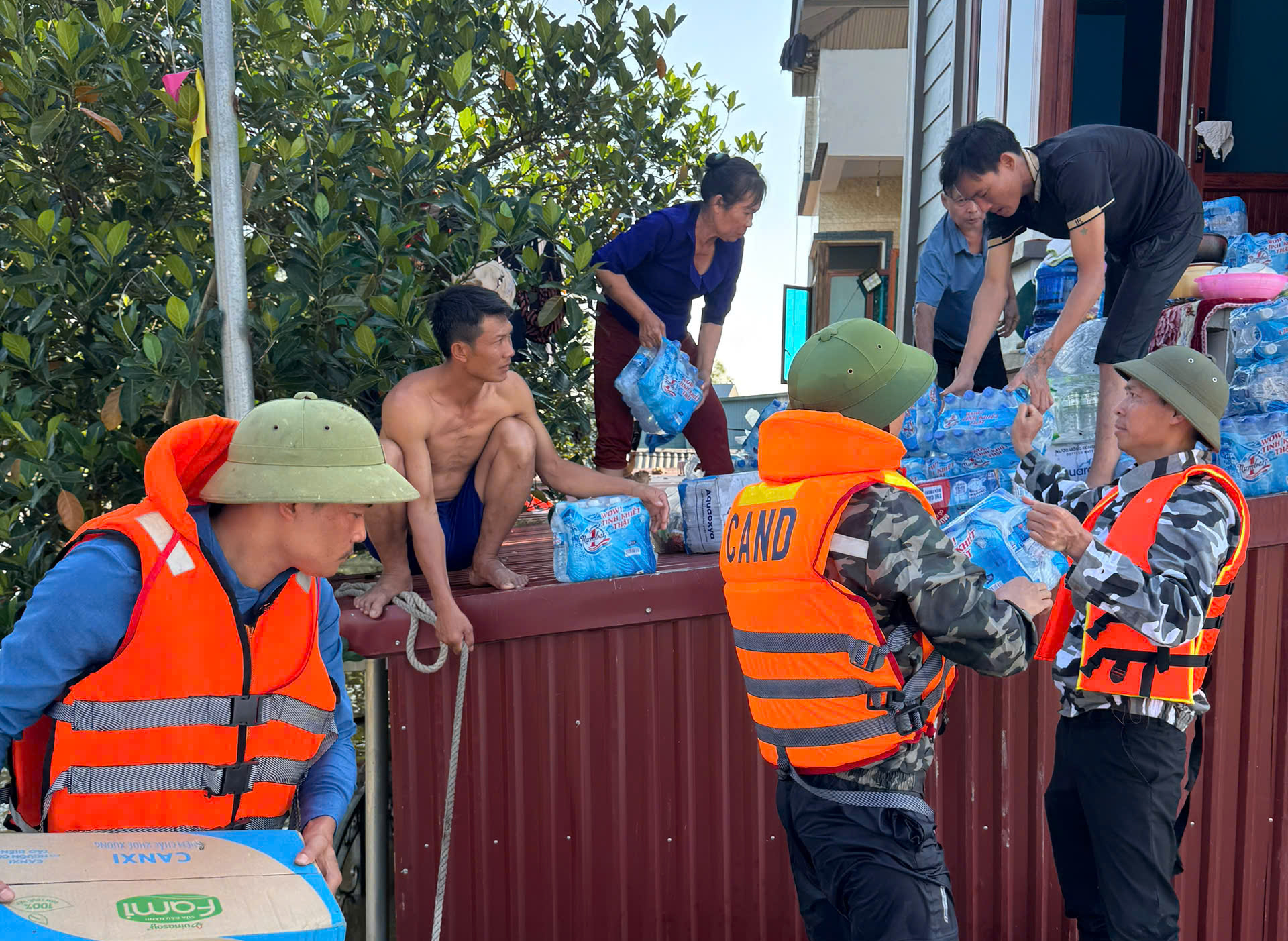 Phó trưởng Công an xã Bố Hạ dũng cảm lặn cứu hai mẹ con Giữa dòng lũ - Ảnh 4.