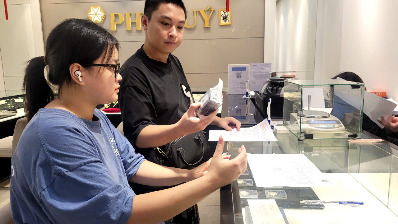 Nhiều thương hiệu tạm dừng nhận đơn hàng bạc giữa cơn sốt giá bạc hôm nay - Ảnh 1.