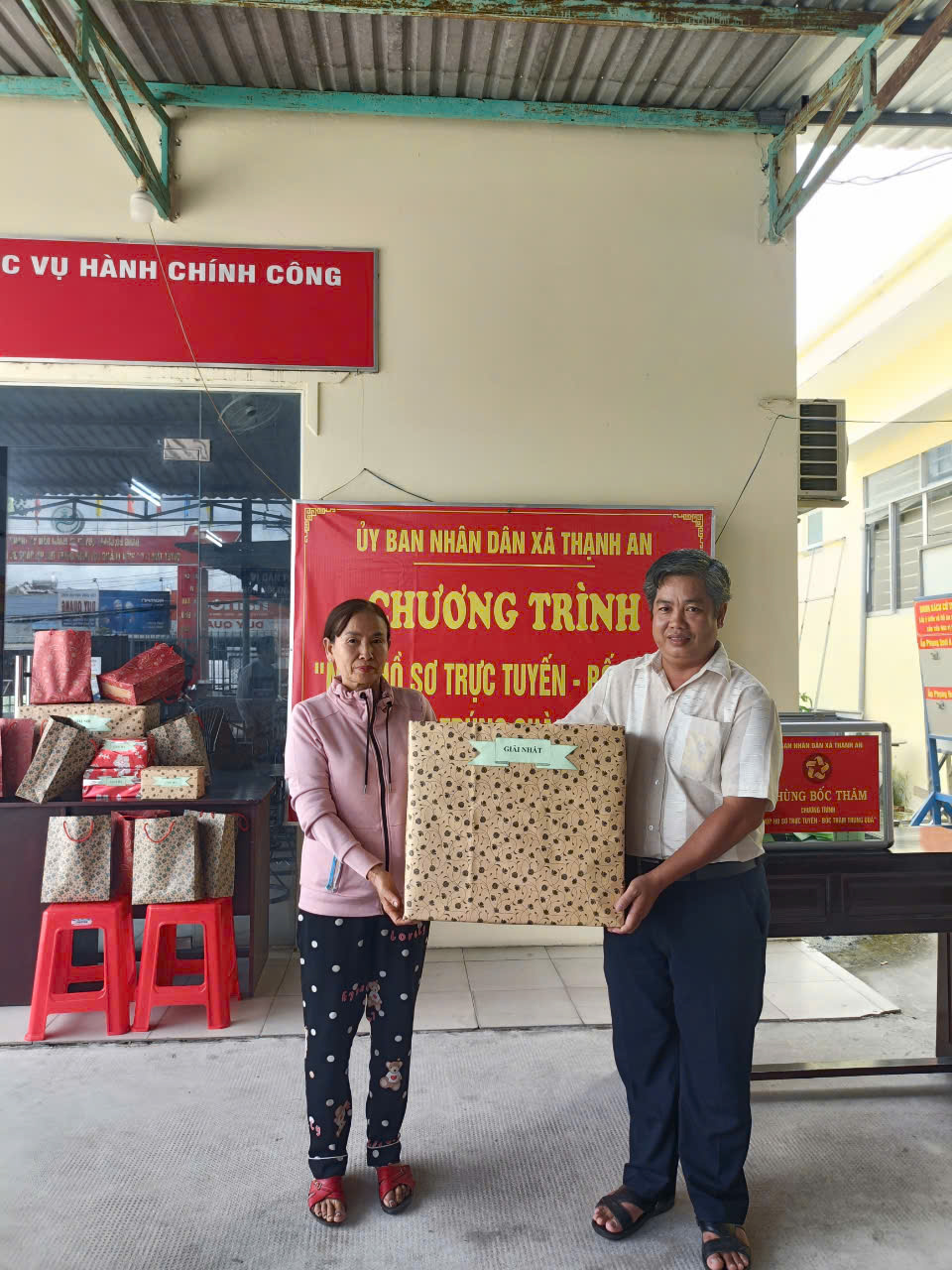 Nhiều người d&acirc;n Cần Thơ bất ngờ tr&uacute;ng thưởng khi nộp hồ sơ trực tuyến - Ảnh 1.