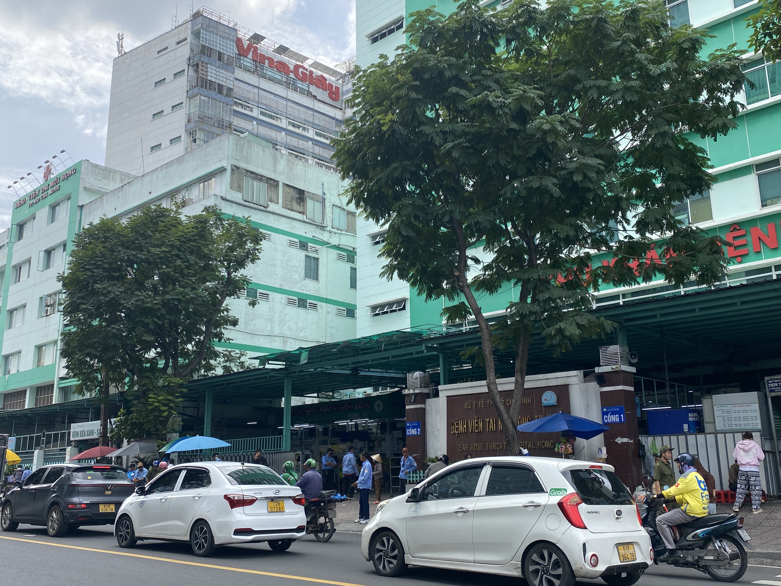 Bệnh viện l&yacute; giải về phản &aacute;nh nh&acirc;n vi&ecirc;n bị cho th&ocirc;i việc - Ảnh 1.