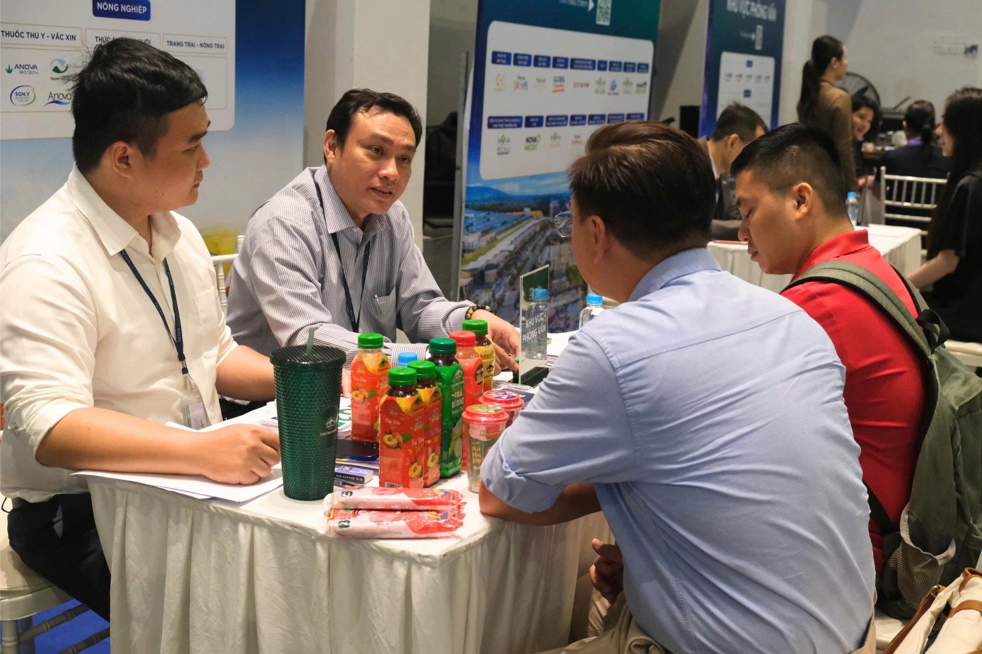 S&ocirc;i động m&ugrave;a tuyển dụng cuối năm tại Hội thảo Nh&acirc;n t&agrave;i NovaGroup 2025 - Ảnh 4.