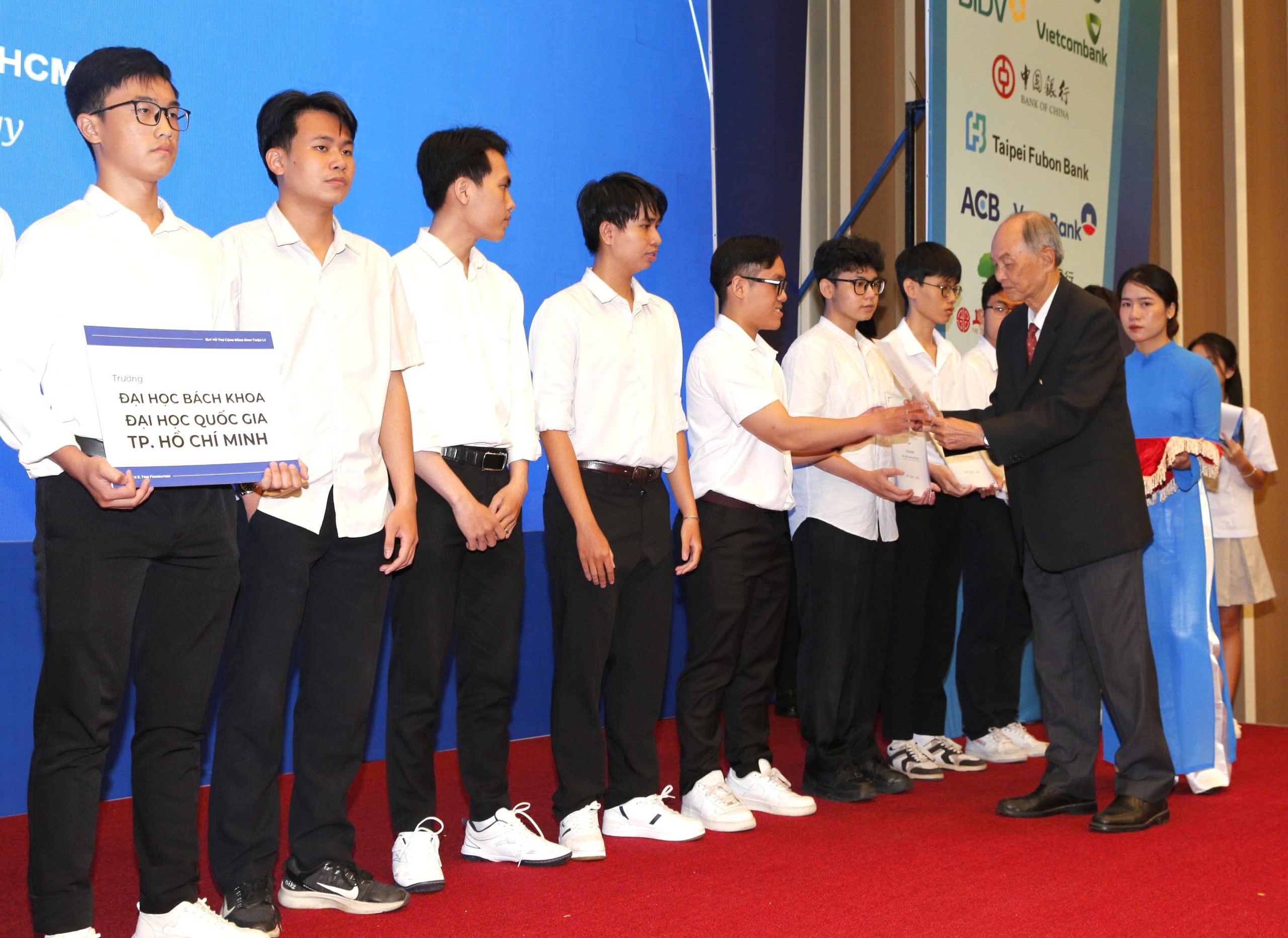Học bổng Đinh Thiện L&yacute;: 20 năm đồng h&agrave;nh c&ugrave;ng học sinh, sinh vi&ecirc;n - Ảnh 1.