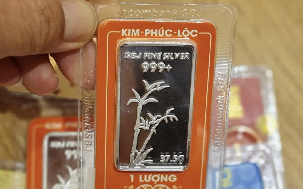 Nhiều thương hiệu tạm dừng nhận đơn hàng bạc giữa cơn sốt giá bạc hôm nay - Ảnh 2.