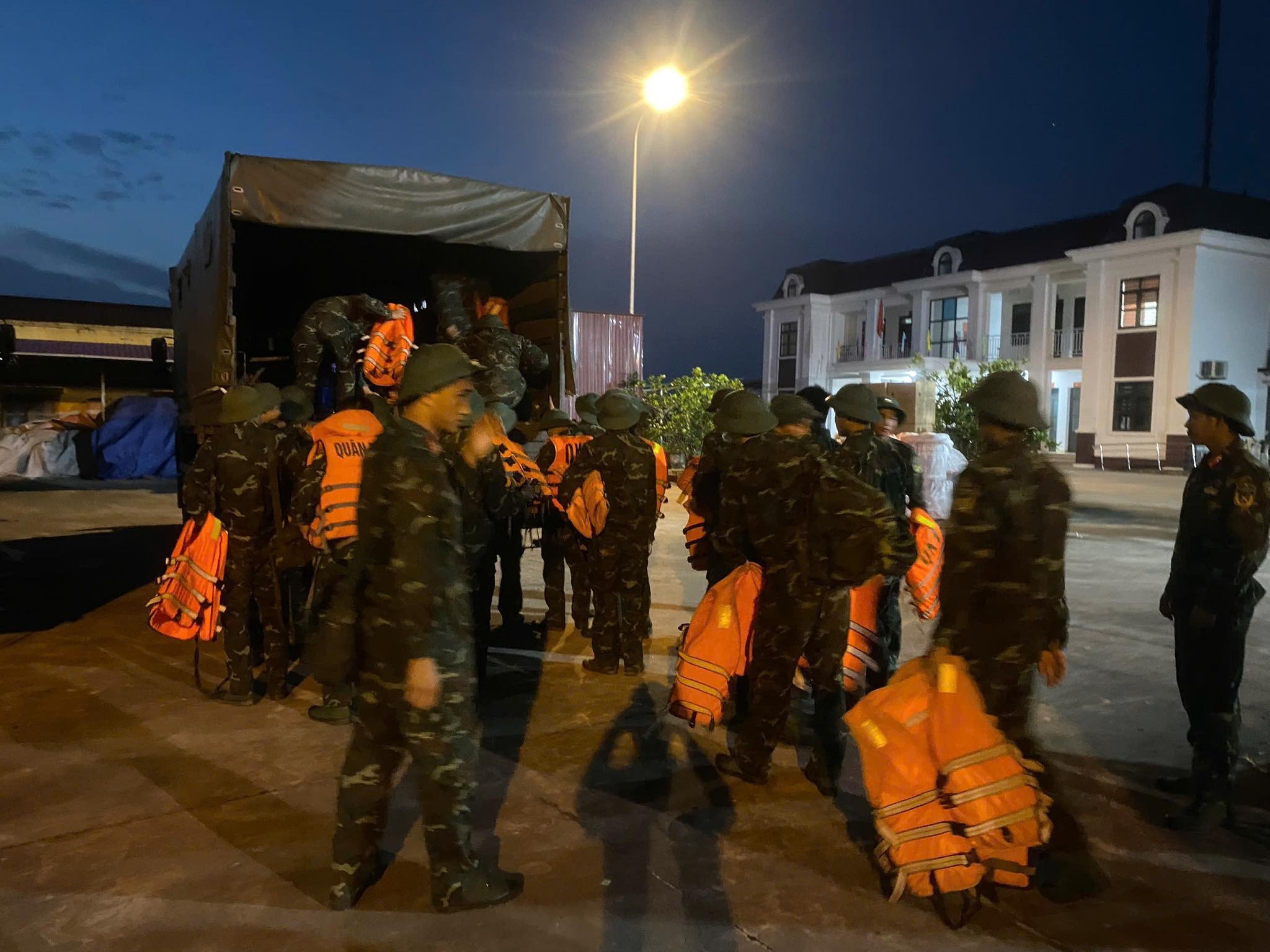 Ngập lụt kinh hoàng ở Tiên Lục Bắc Ninh , người dân sống trên mái nhà - Ảnh 14.