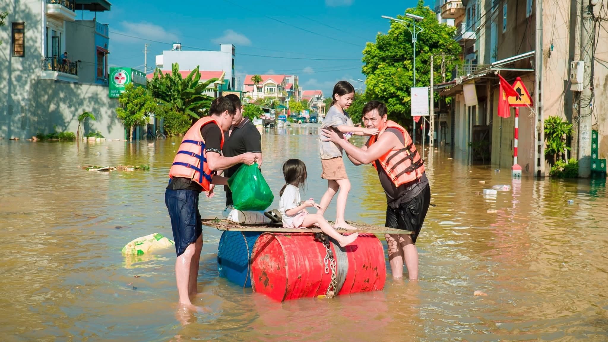 Ngập lụt kinh hoàng ở Tiên Lục Bắc Ninh , người dân sống trên mái nhà - Ảnh 13.