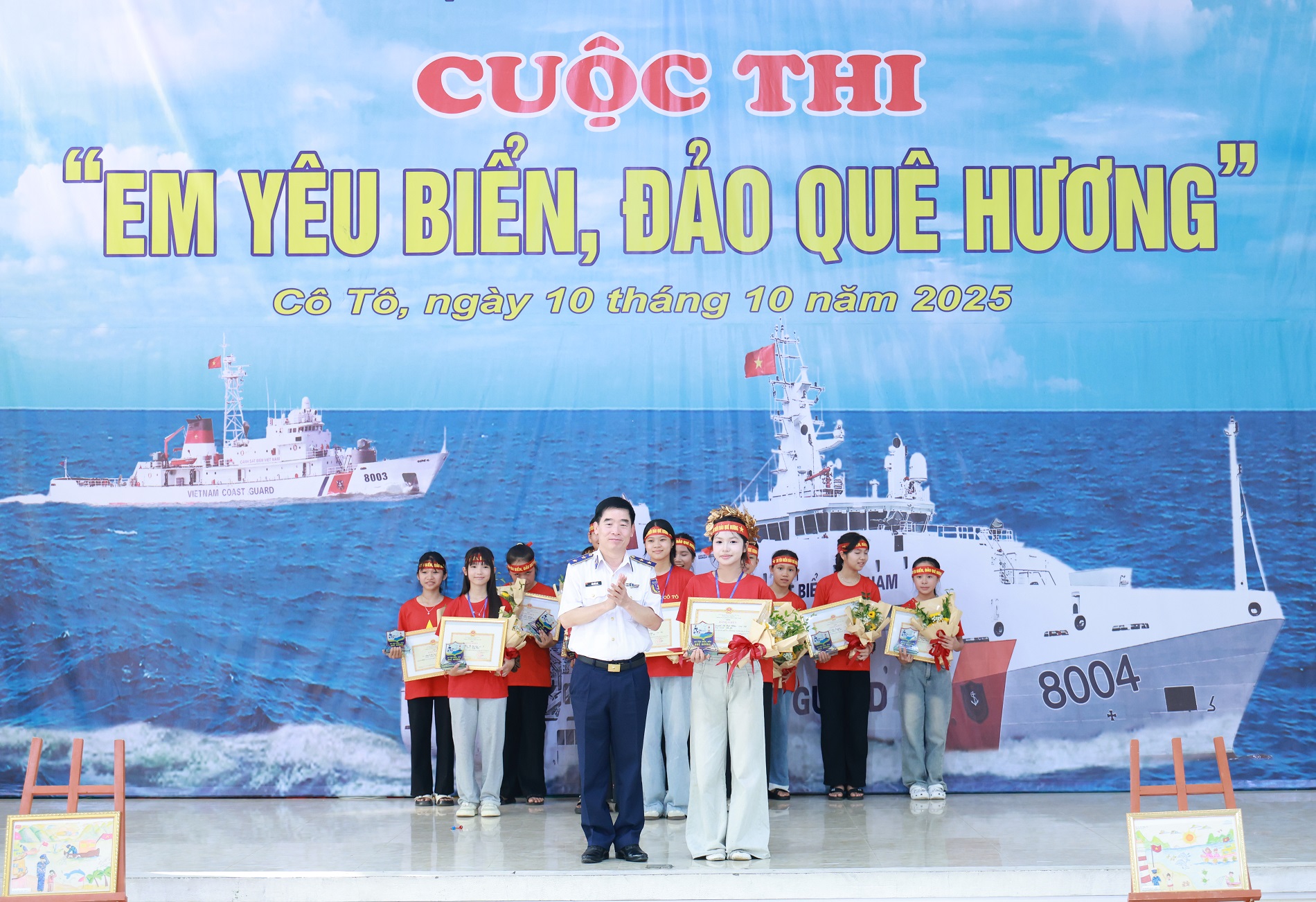 Báo Người Lao động hỗ trợ học sinh nghèo tại Cô Tô với 500 lá cờ Tổ quốc - Ảnh 6.