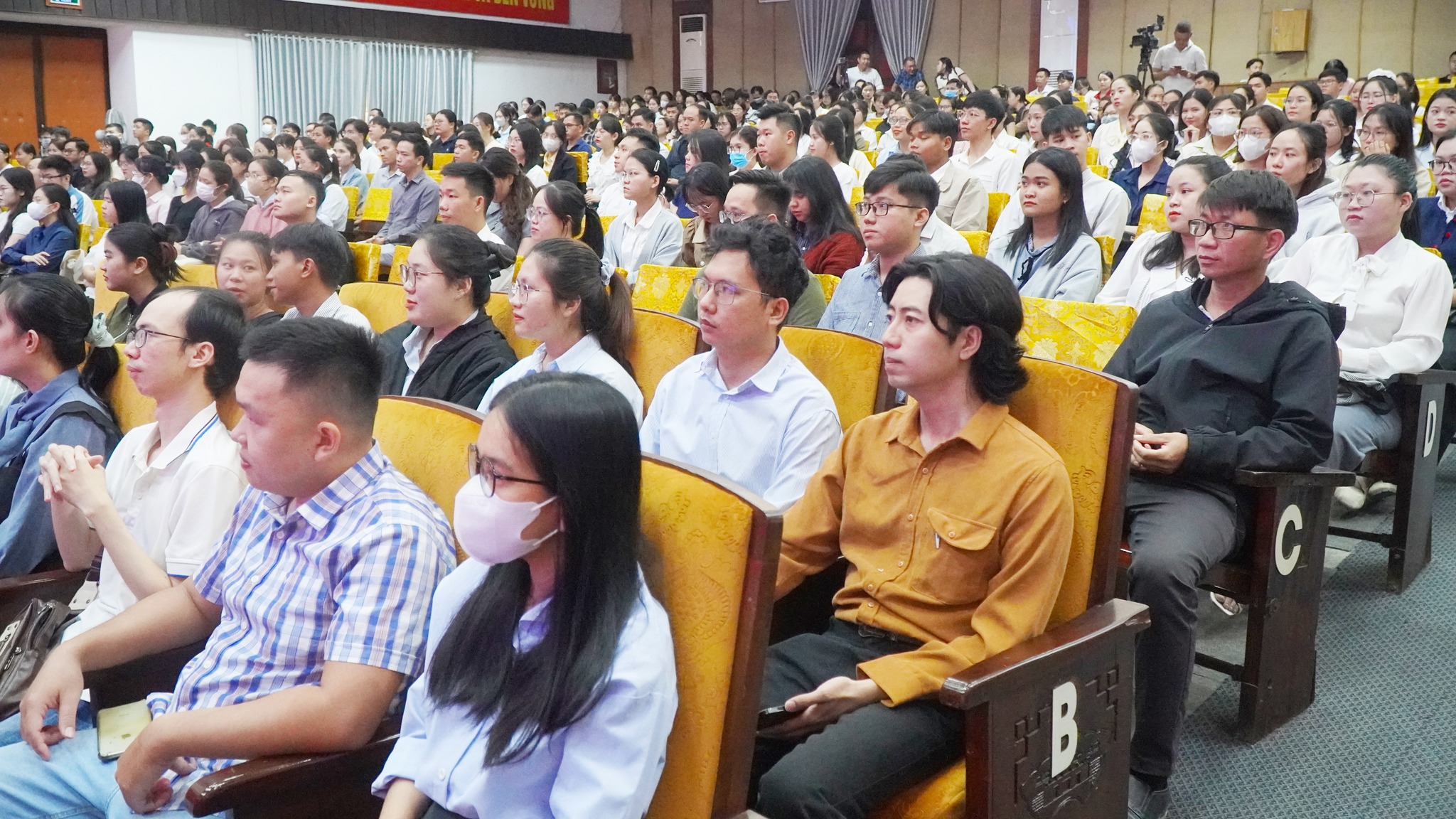 “1 chọi 16,72” để vào công chức Huế - Ảnh 1.