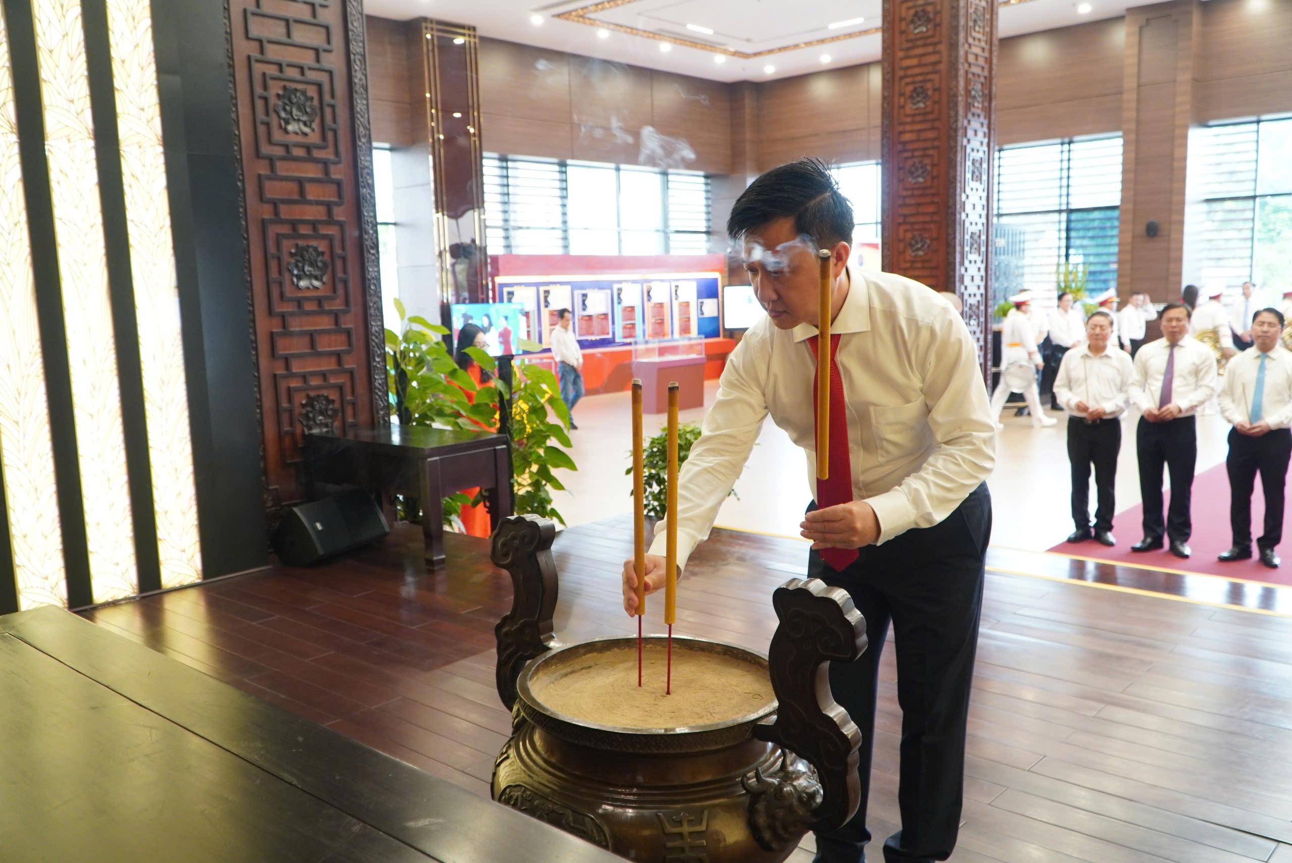 L&atilde;nh đạo Th&agrave;nh ủy TP HCM viếng Nghĩa trang Liệt sĩ B&agrave; Rịa - Vũng T&agrave;u v&agrave; B&igrave;nh Dương - Ảnh 2.