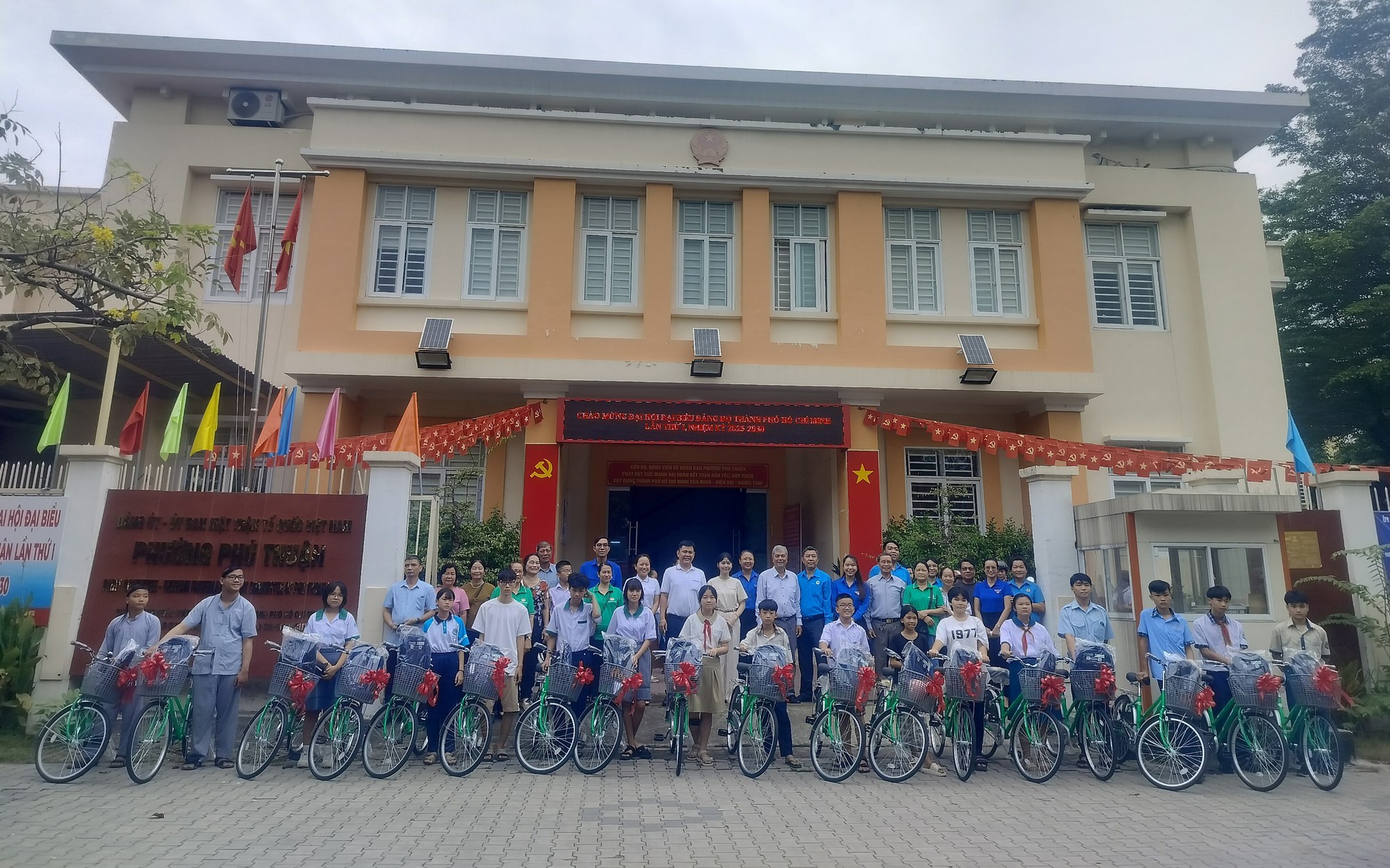 Phường Phú Thuận tiếp sức học sinh vượt khó