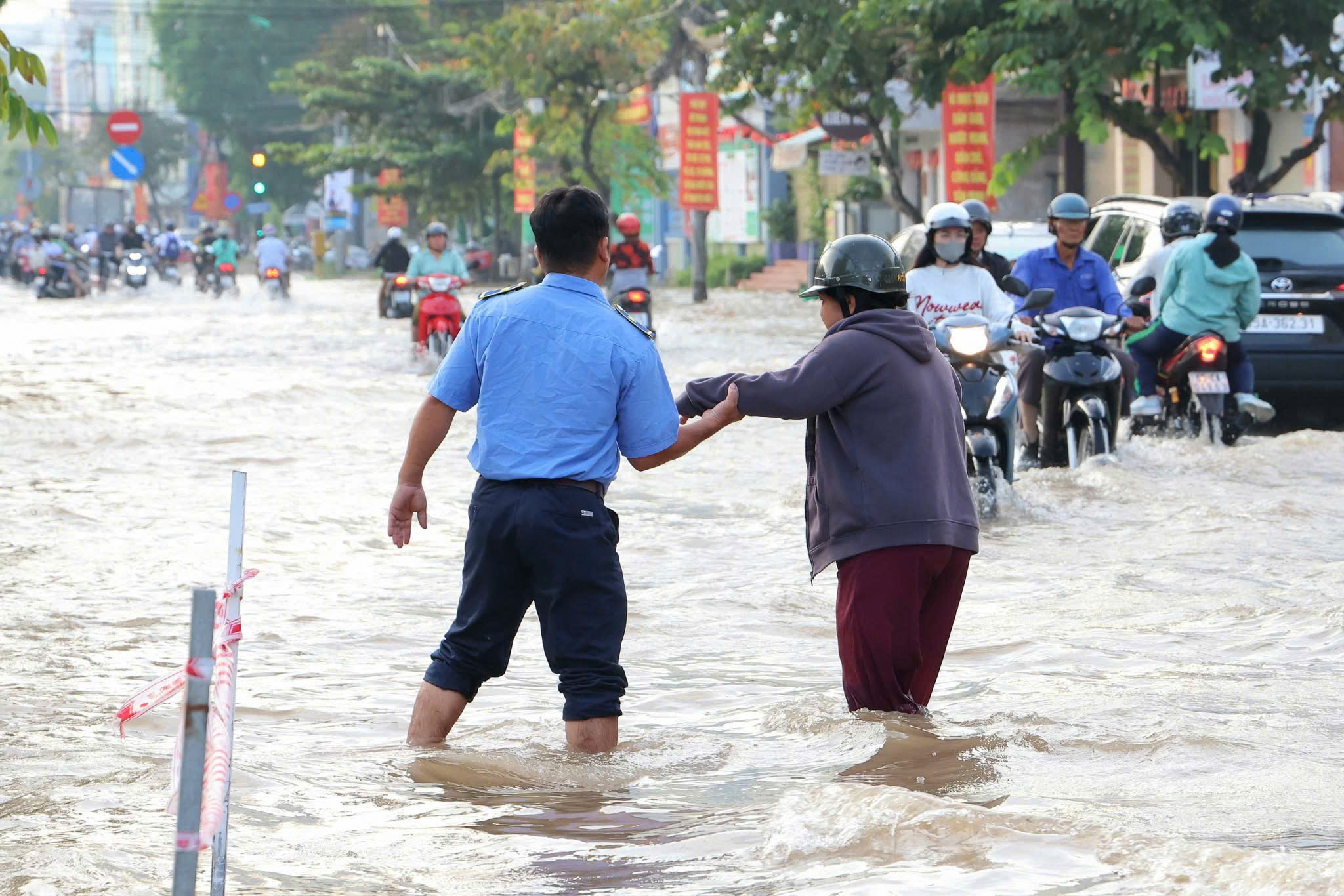 VIDEO: Câu chuyện đẹp trong những ngày triều cường gây ngập ở Cần Thơ - Ảnh 1.