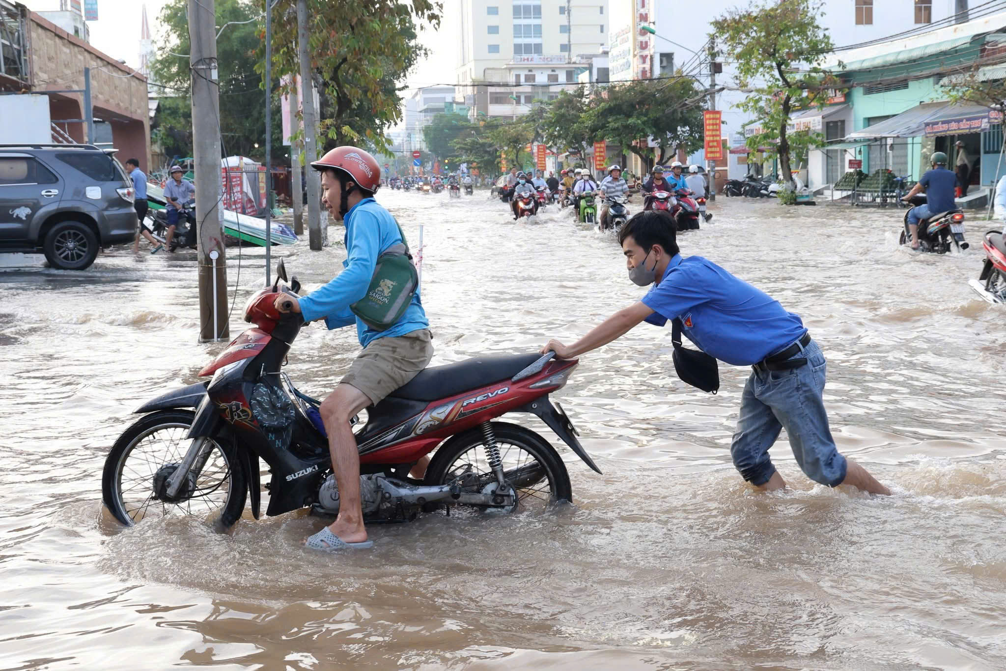 VIDEO: Câu chuyện đẹp trong những ngày triều cường gây ngập ở Cần Thơ - Ảnh 3.