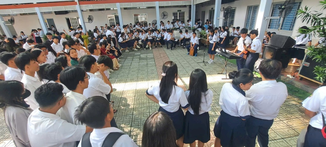Vẫn c&oacute; những trường hợp học sinh được d&ugrave;ng điện thoại sau quy định hạn chế, v&igrave; sao? - Ảnh 2.