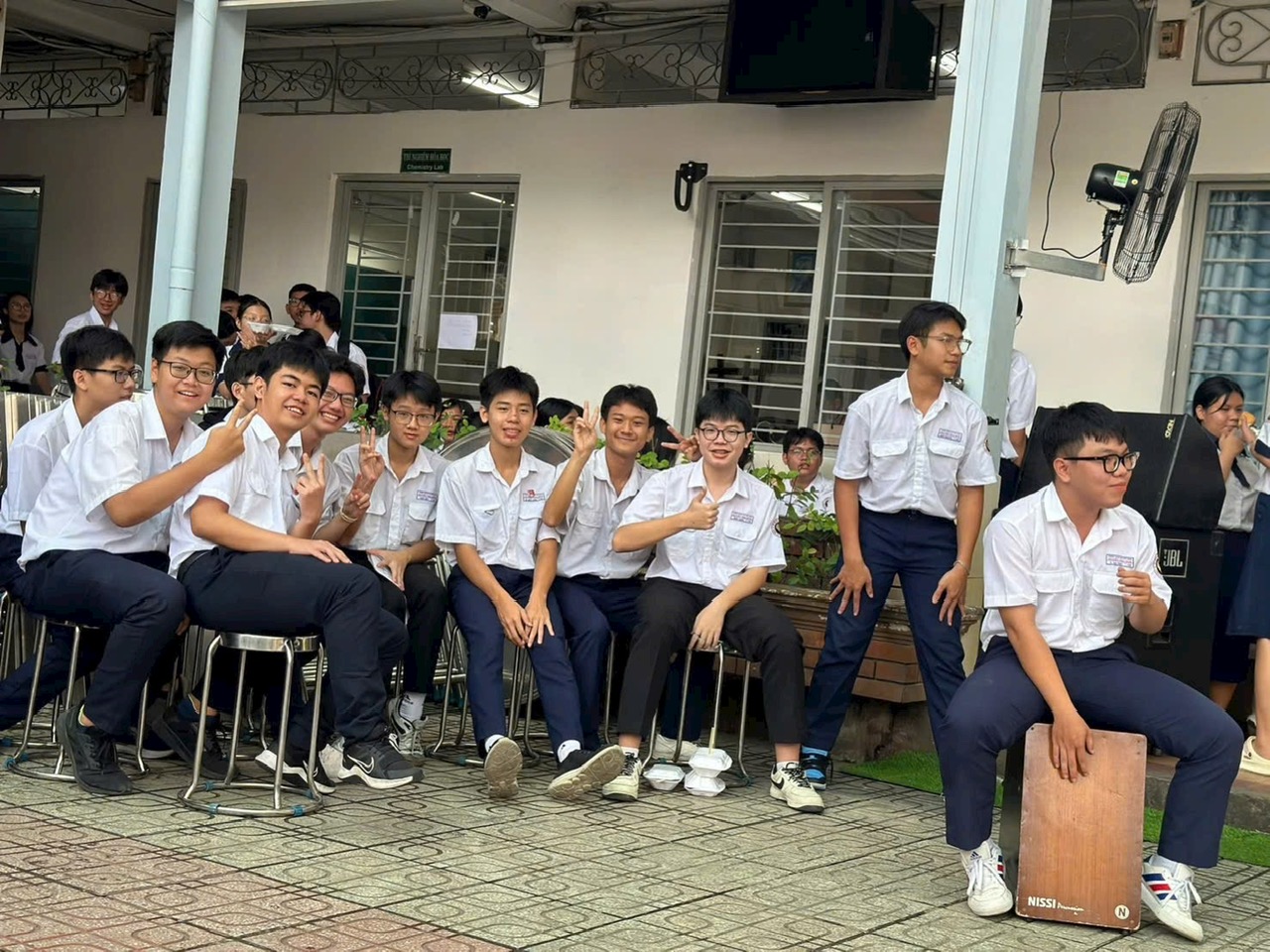 Vẫn c&oacute; những trường hợp học sinh được d&ugrave;ng điện thoại sau quy định hạn chế, v&igrave; sao? - Ảnh 3.