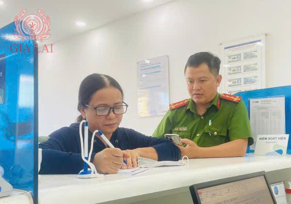 T&agrave;i khoản nhận 5 tỉ đồng , người phụ nữ vội v&agrave;ng b&aacute;o c&ocirc;ng an - Ảnh 1.