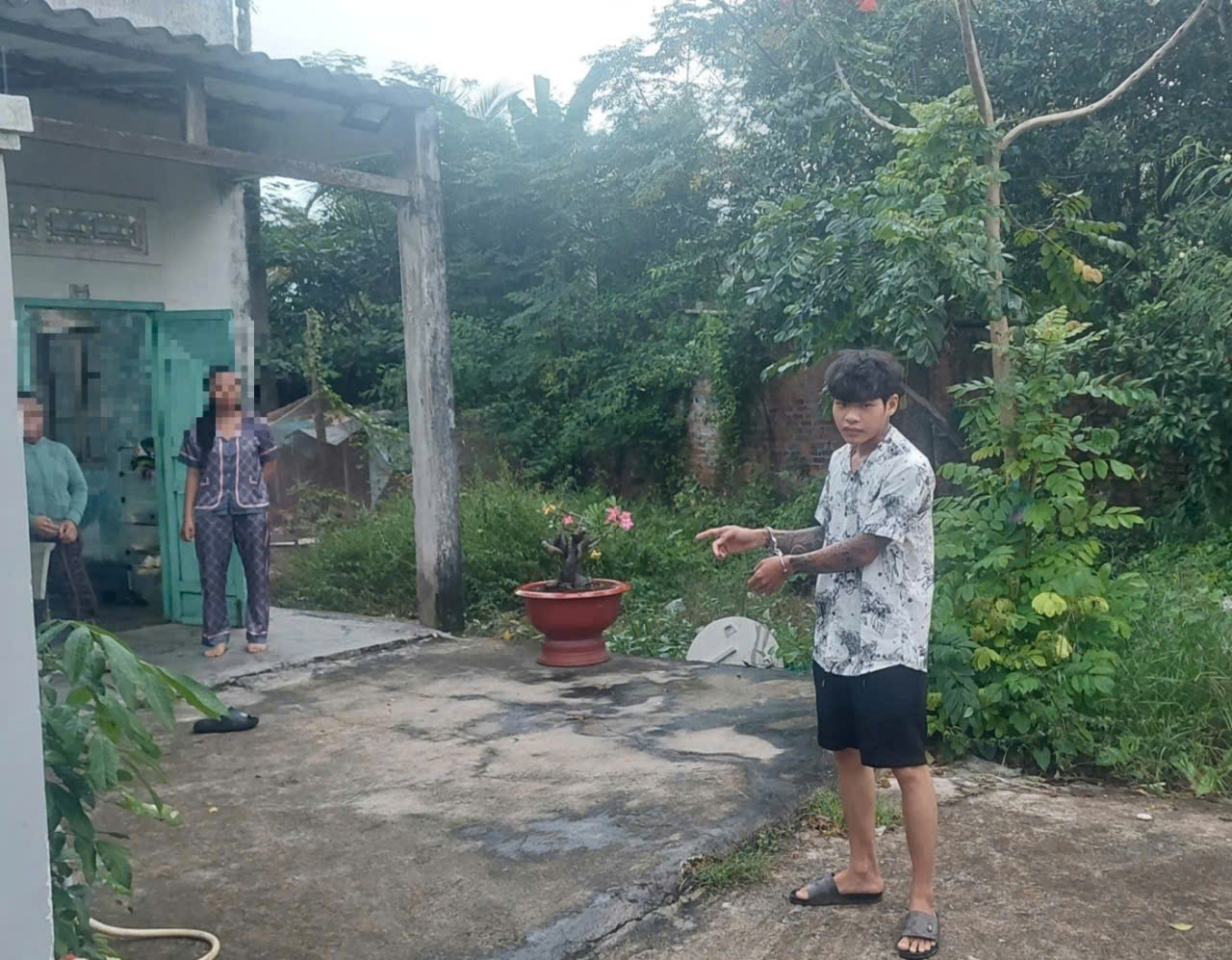 Dùng khăn trùm mặt, trói em họ cướp vàng rồi bỏ trốn - Ảnh 1.