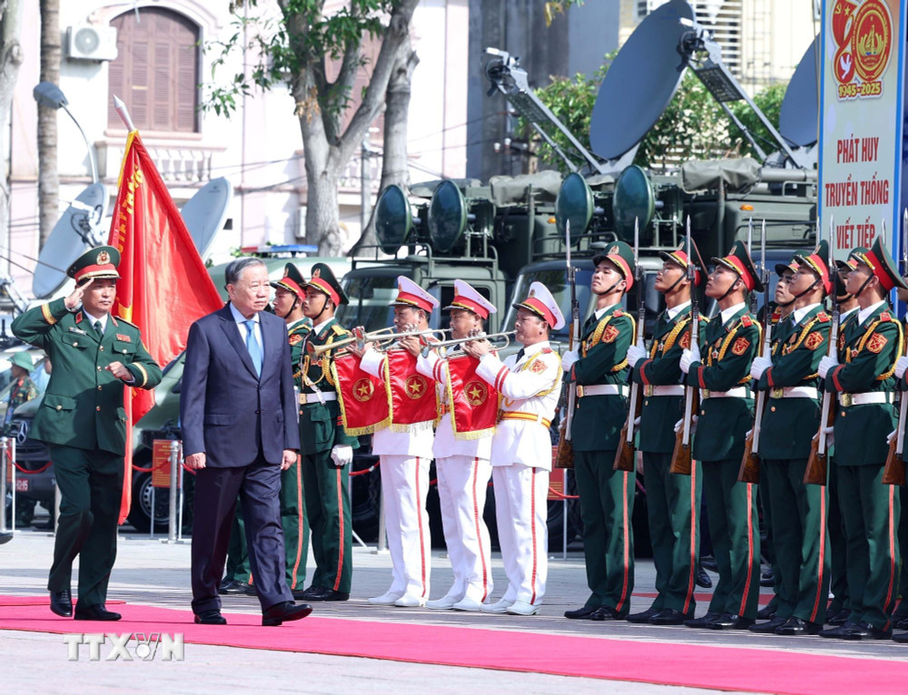 Tổng B&iacute; thư T&ocirc; L&acirc;m dự Lễ kỷ niệm 80 năm Ng&agrave;y truyền thống Lực lượng vũ trang Qu&acirc;n khu 4 - Ảnh 1.